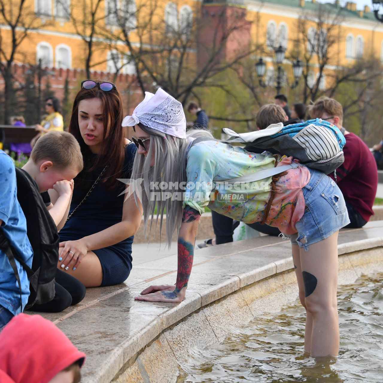 Москва.   Молодые люди у фонтана на Манежной площади.