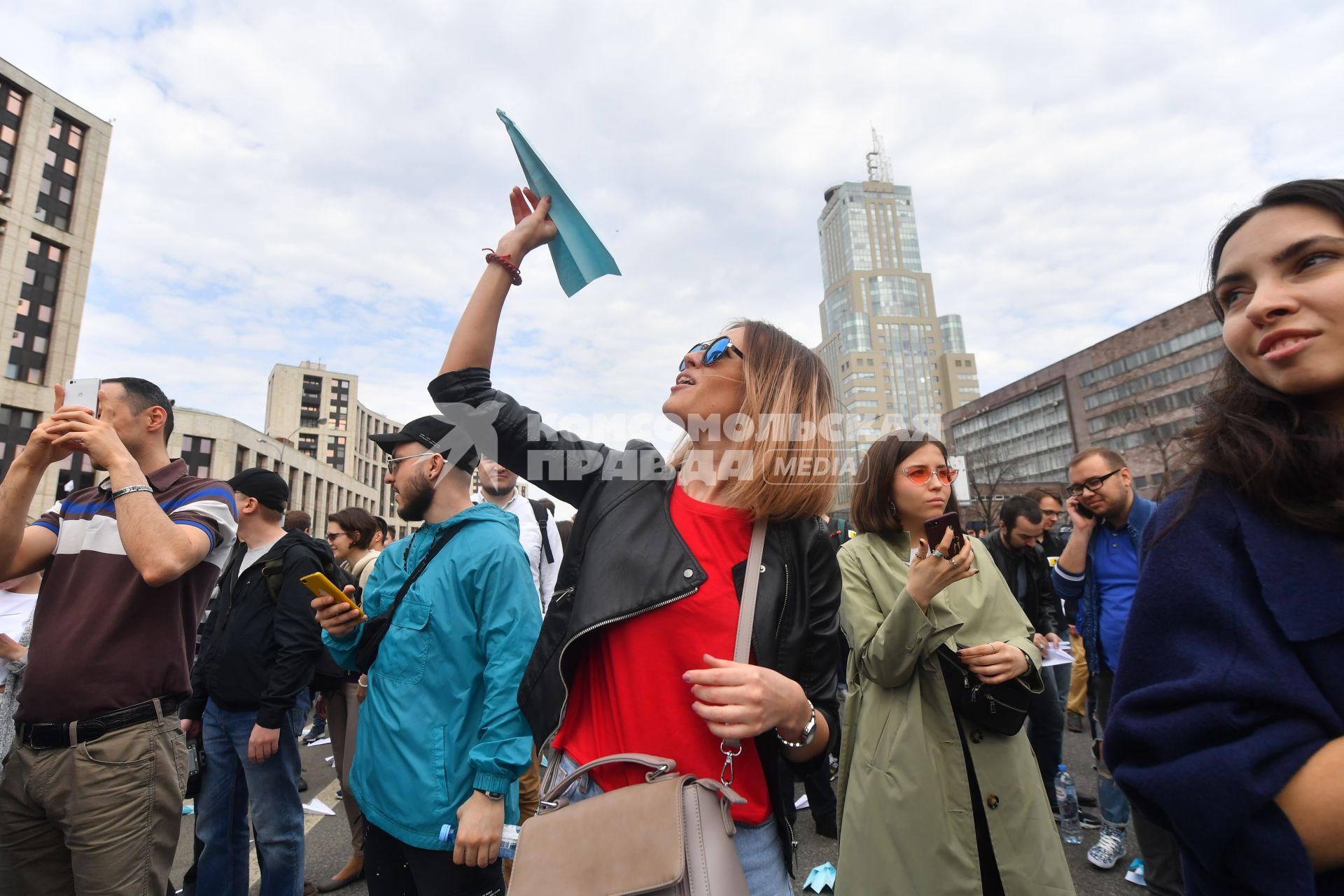 Москва. Участники митинга против блокировки  мессенджера Telegram на проспекте Сахарова.