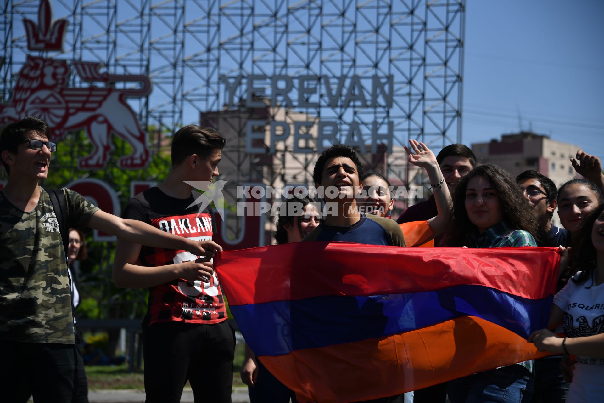 Ереван. Участники протестных акций в поддержку лидера оппозиции  Никола Пашиняна.