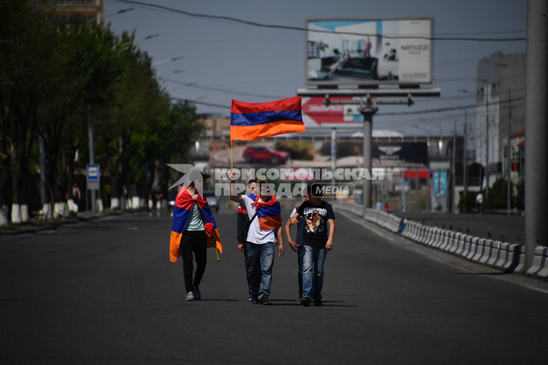 Ереван. Жители города перекрывают улицы в поддержку лидера оппозиции  Никола Пашиняна.