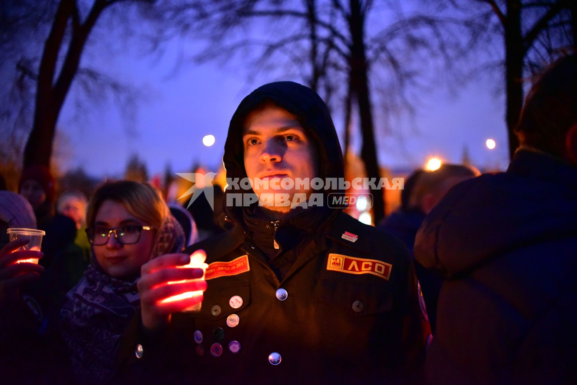 Новосибирск.  У Мемориала Славы прошла международная акция `Свеча памяти`, приуроченная к  празднованию 73-й годовщины Победы в Великой Отечественной войне.