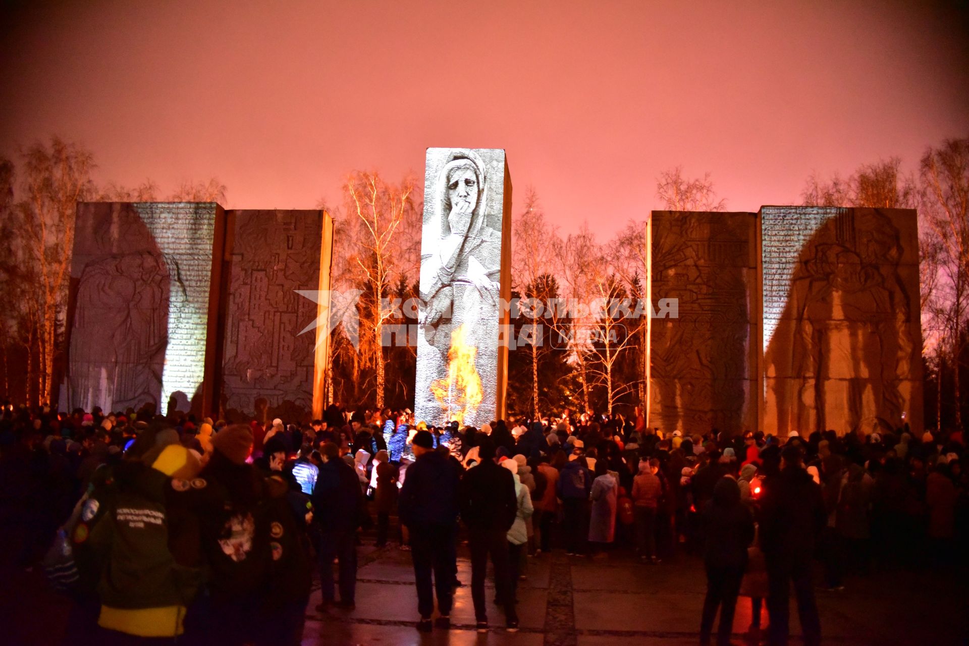 Новосибирск.  У Мемориала Славы прошла международная акция `Свеча памяти`, приуроченная к  празднованию 73-й годовщины Победы в Великой Отечественной войне.