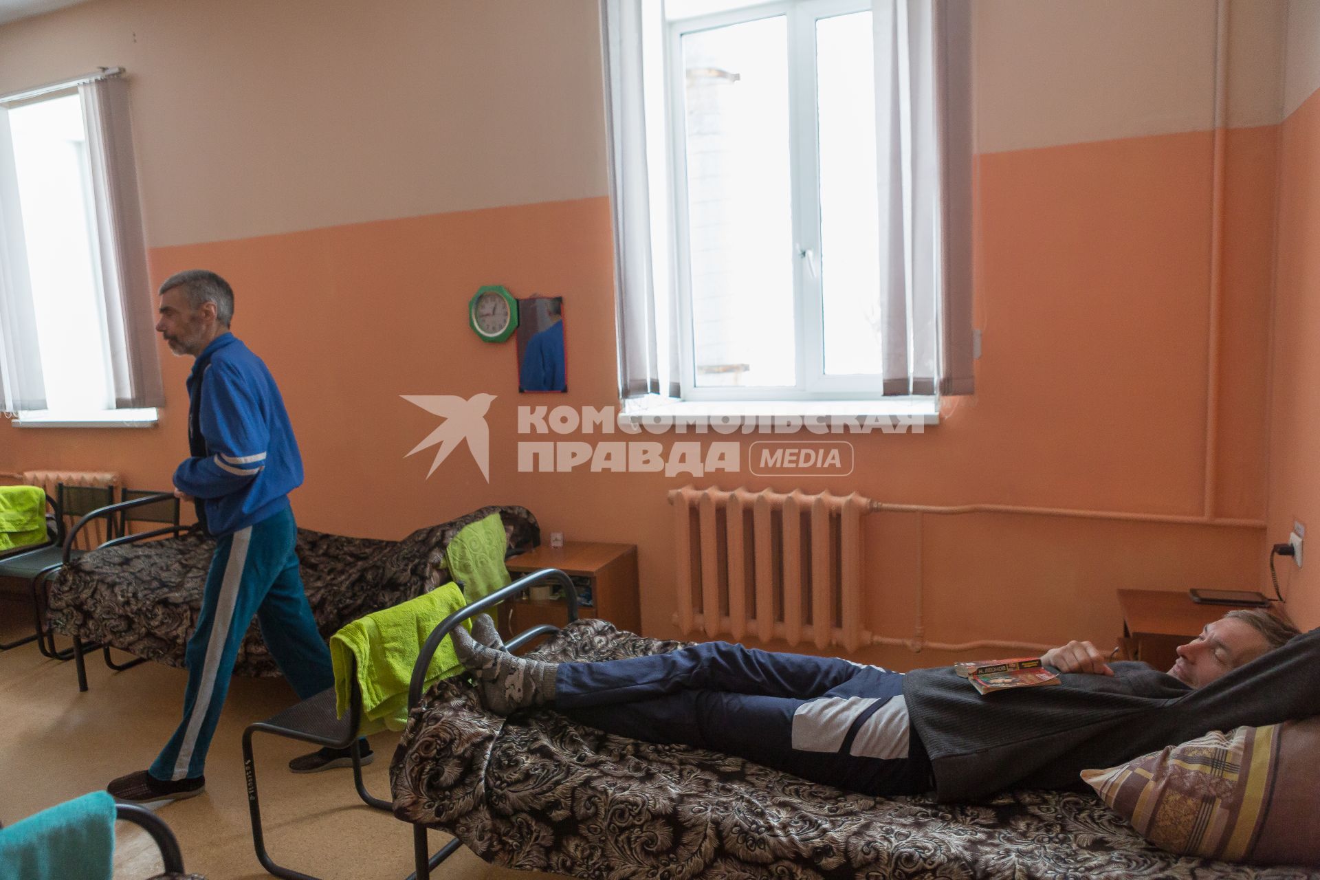 Санкт-Петербург. Мужчина в доме ночного пребывания  для бездомных.