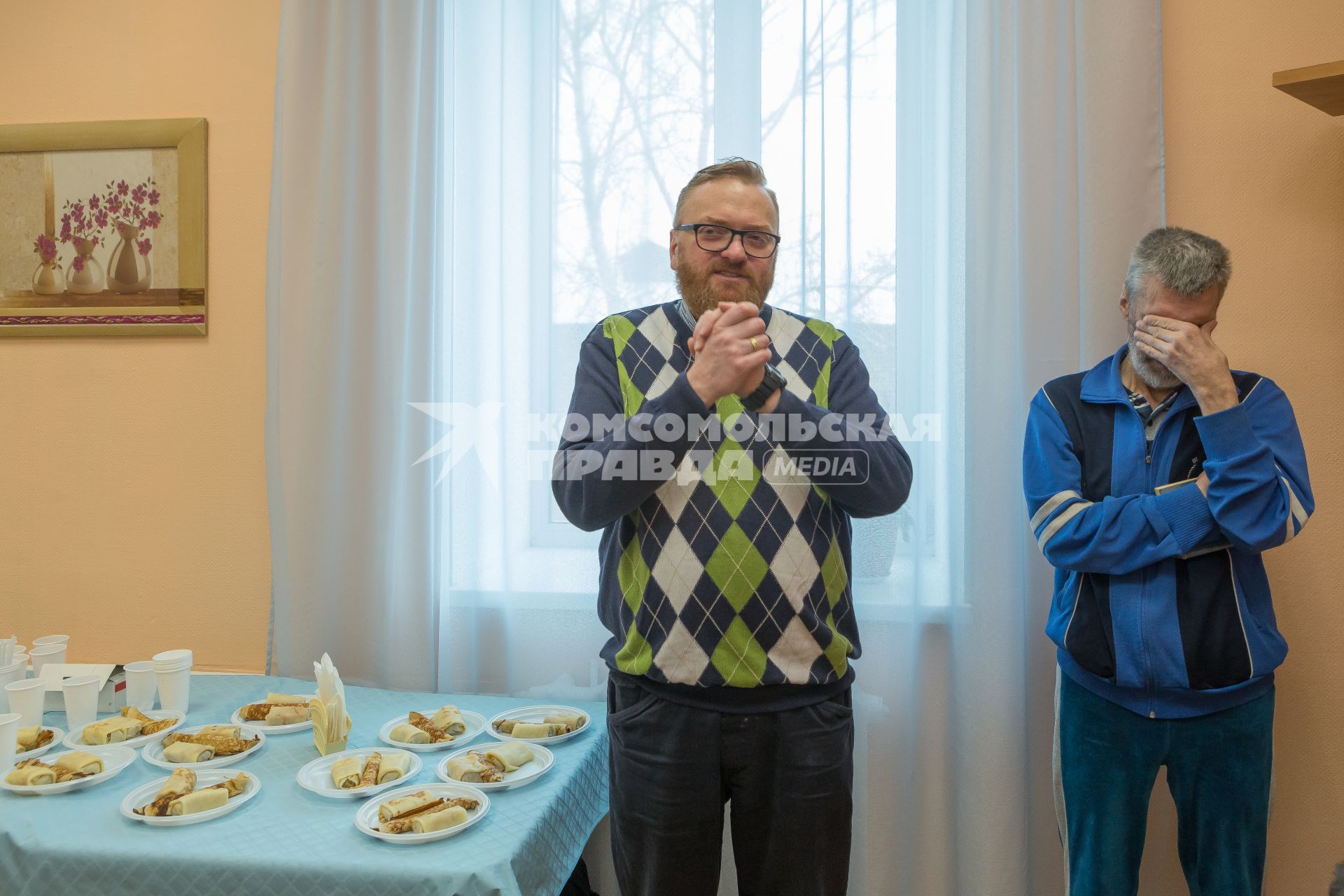 Санкт-Петербург. Депутат Госдумы Виталий Милонов принял участие в организации и проведении праздничного обеда для бездомных
 постояльцев дома ночного пребывания.
