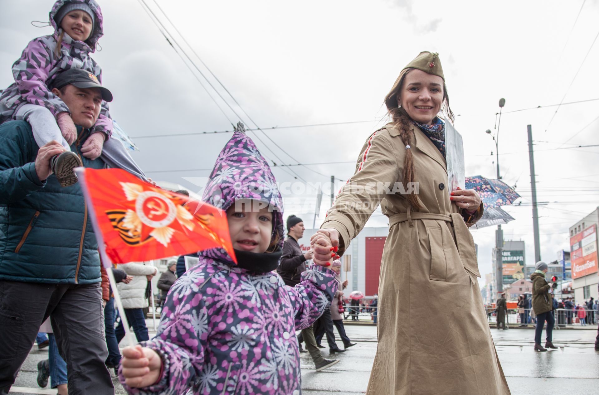 Пермь.  Участники патриотической акции `Бессмертный полк` во время праздника, посвященного 73-й годовщине Победы в Великой Отечественной войне.