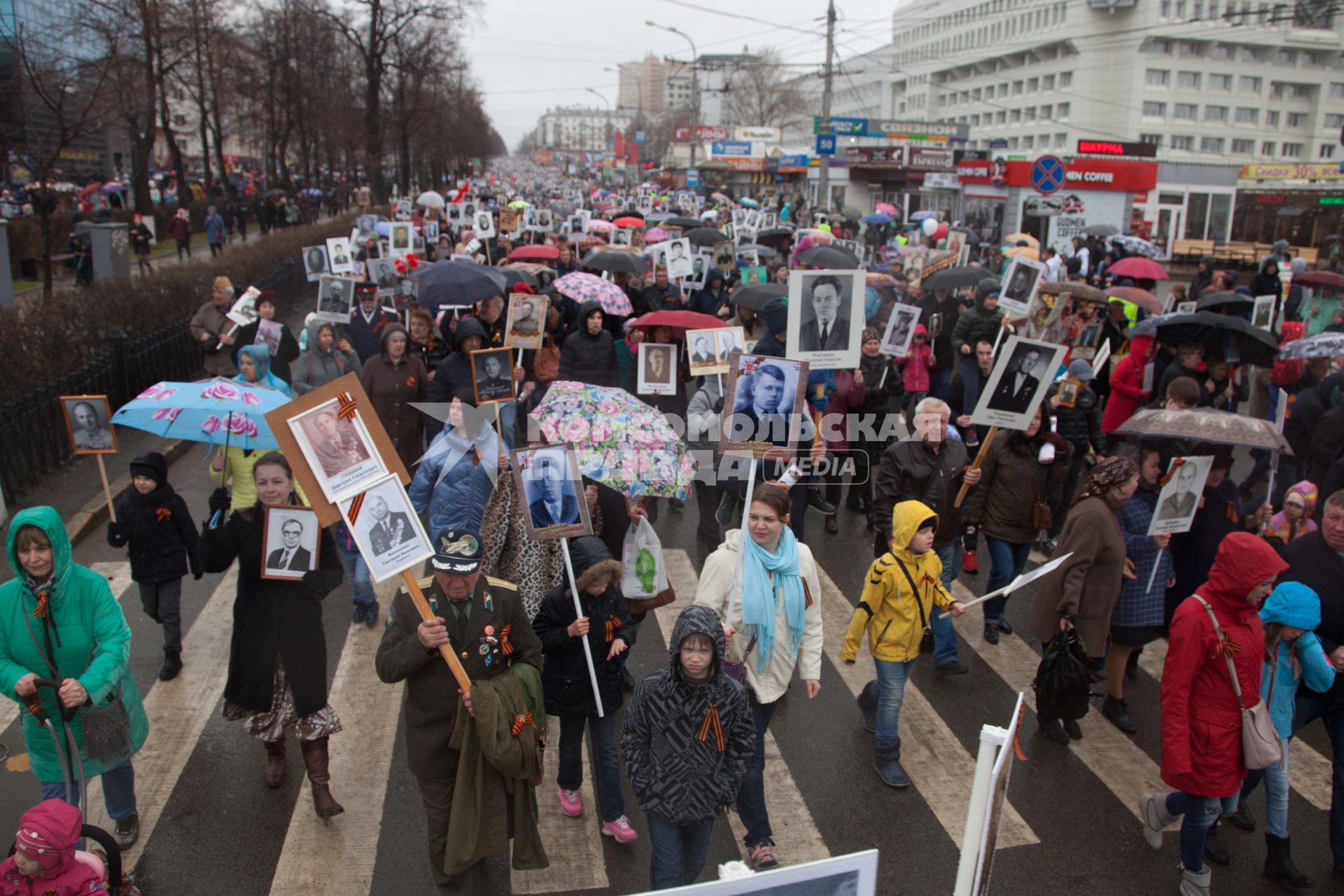 Пермь.  Участники патриотической акции `Бессмертный полк` во время праздника, посвященного 73-й годовщине Победы в Великой Отечественной войне.