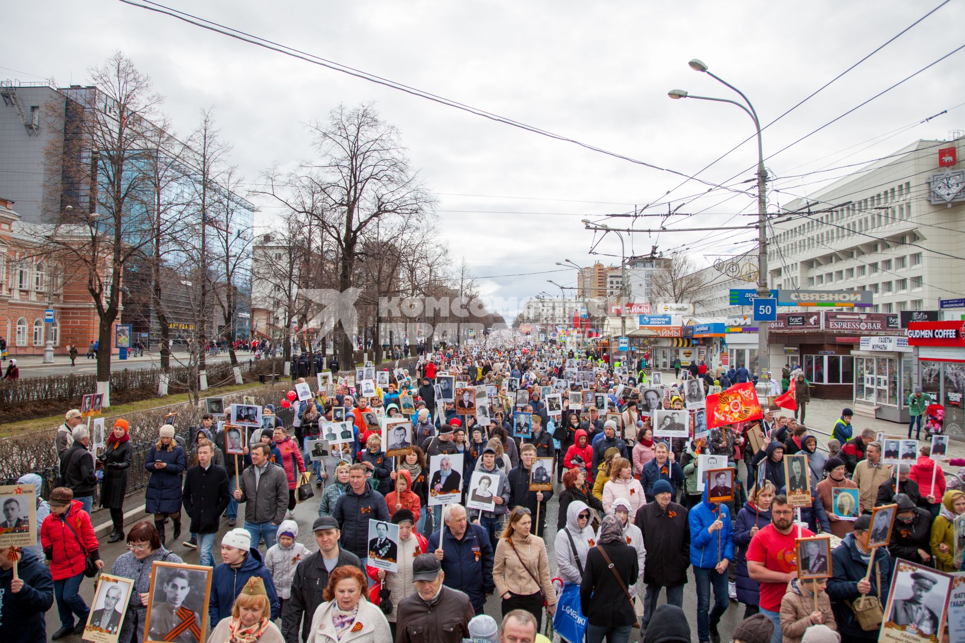 Пермь.  Участники патриотической акции `Бессмертный полк` во время праздника, посвященного 73-й годовщине Победы в Великой Отечественной войне.