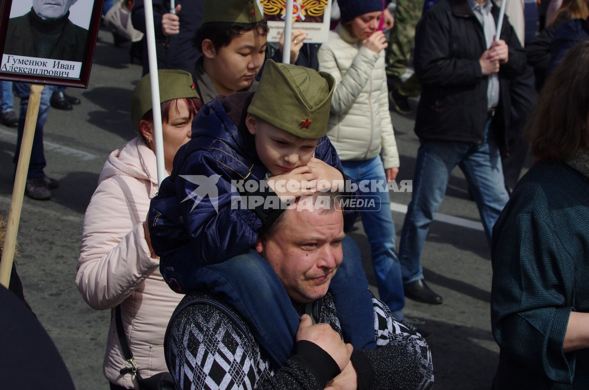 Владивосток. Участники  акции  `Бессмертный полк`в честь 73-й годовщины Победы в Великой Отечественной войне.