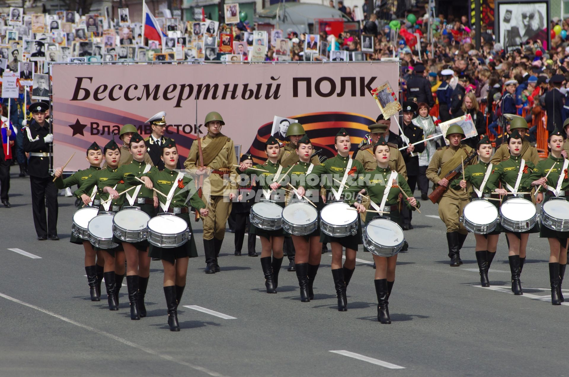 Владивосток. Участники  акции  `Бессмертный полк`в честь 73-й годовщины Победы в Великой Отечественной войне.