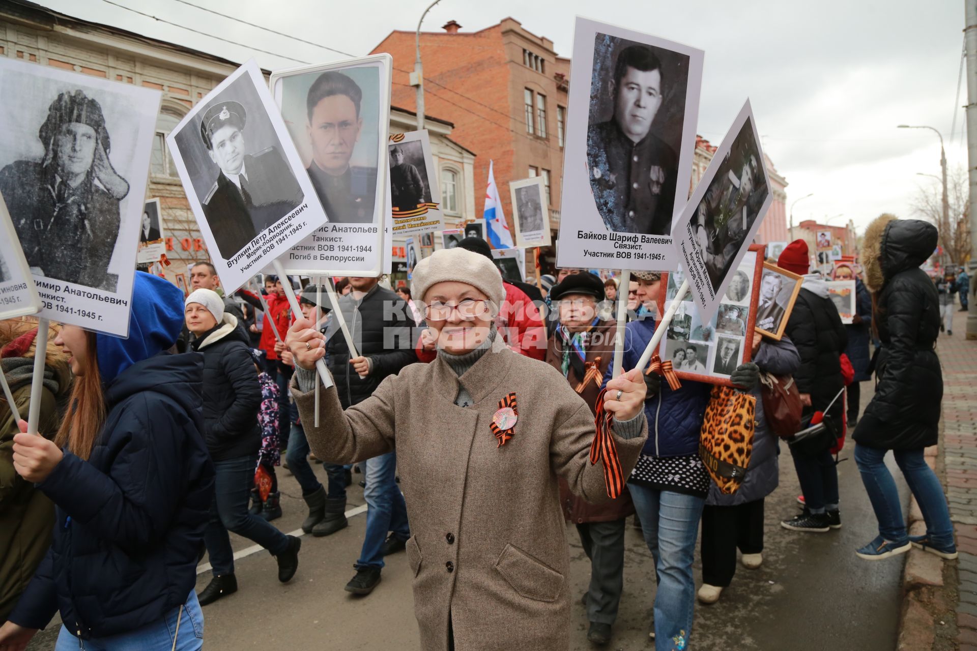 Красноярск.  Участники патриотической акции `Бессмертный полк` во время праздника, посвященного 73-й годовщине Победы в Великой Отечественной войне.