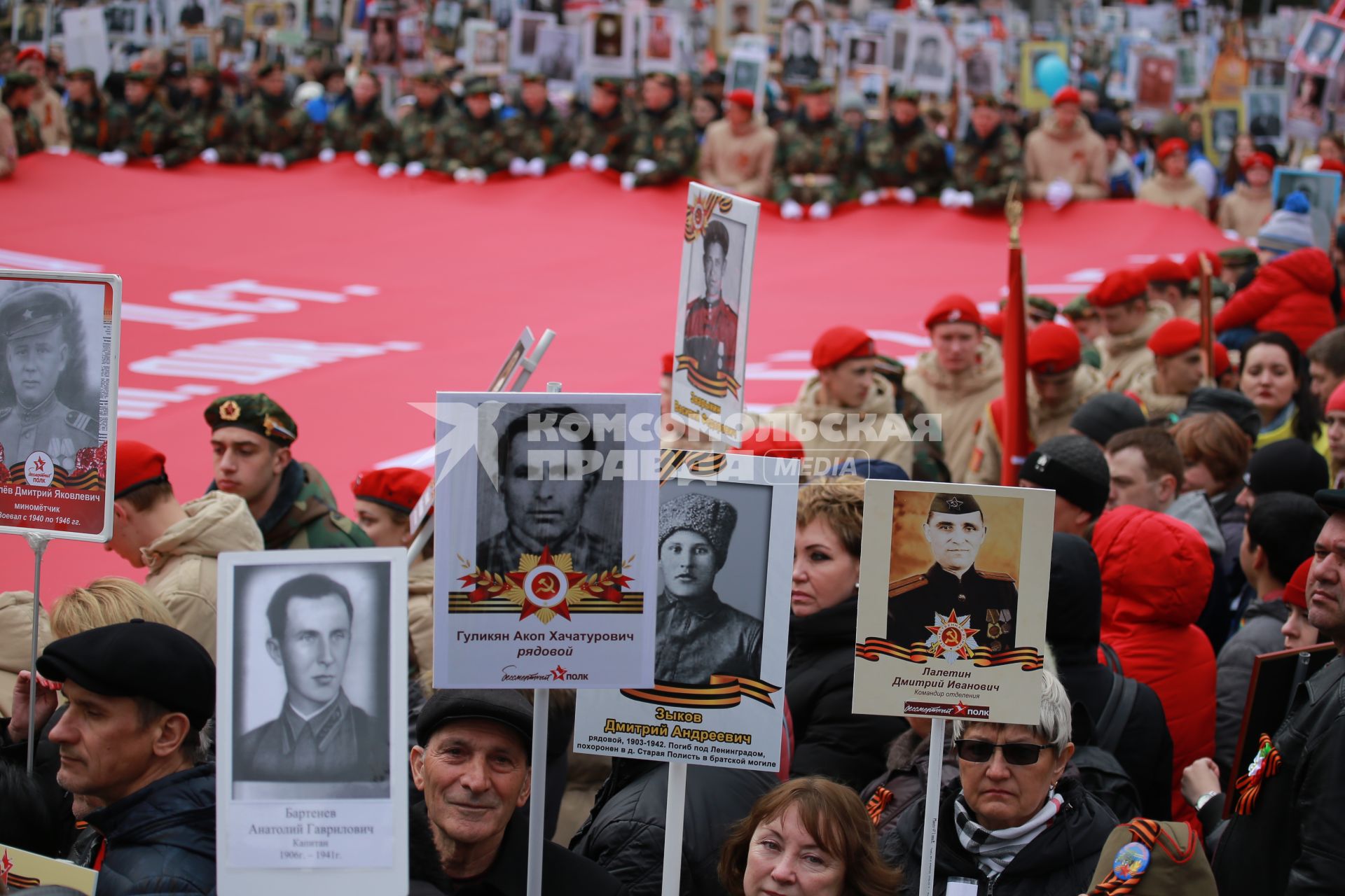 Красноярск.  Участники патриотической акции `Бессмертный полк` во время праздника, посвященного 73-й годовщине Победы в Великой Отечественной войне.