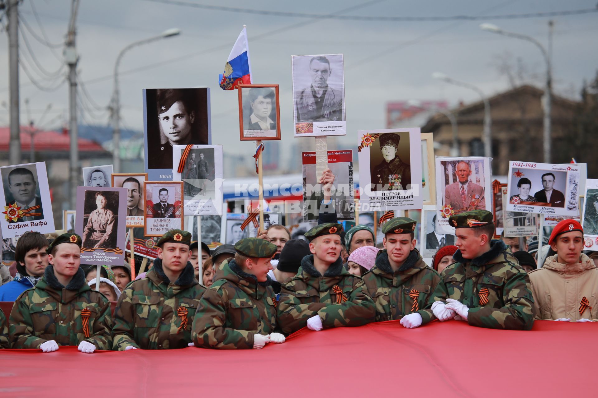 Красноярск.  Участники патриотической акции `Бессмертный полк` во время праздника, посвященного 73-й годовщине Победы в Великой Отечественной войне.