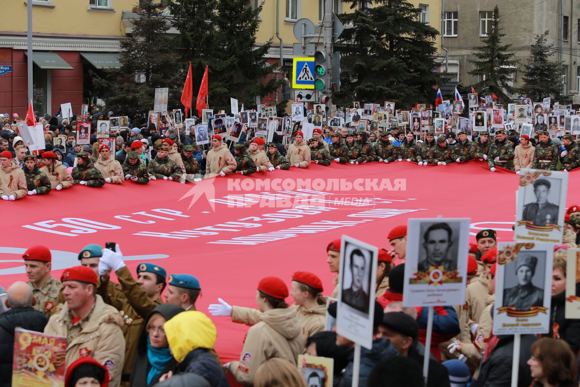 Красноярск.  Участники патриотической акции `Бессмертный полк` во время праздника, посвященного 73-й годовщине Победы в Великой Отечественной войне.