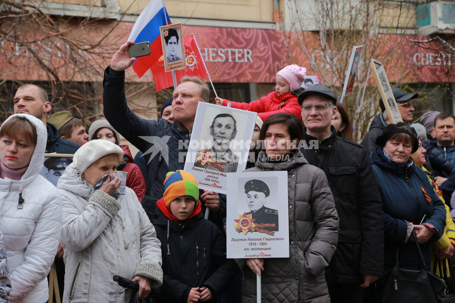 Красноярск.  Участники патриотической акции `Бессмертный полк` во время праздника, посвященного 73-й годовщине Победы в Великой Отечественной войне.