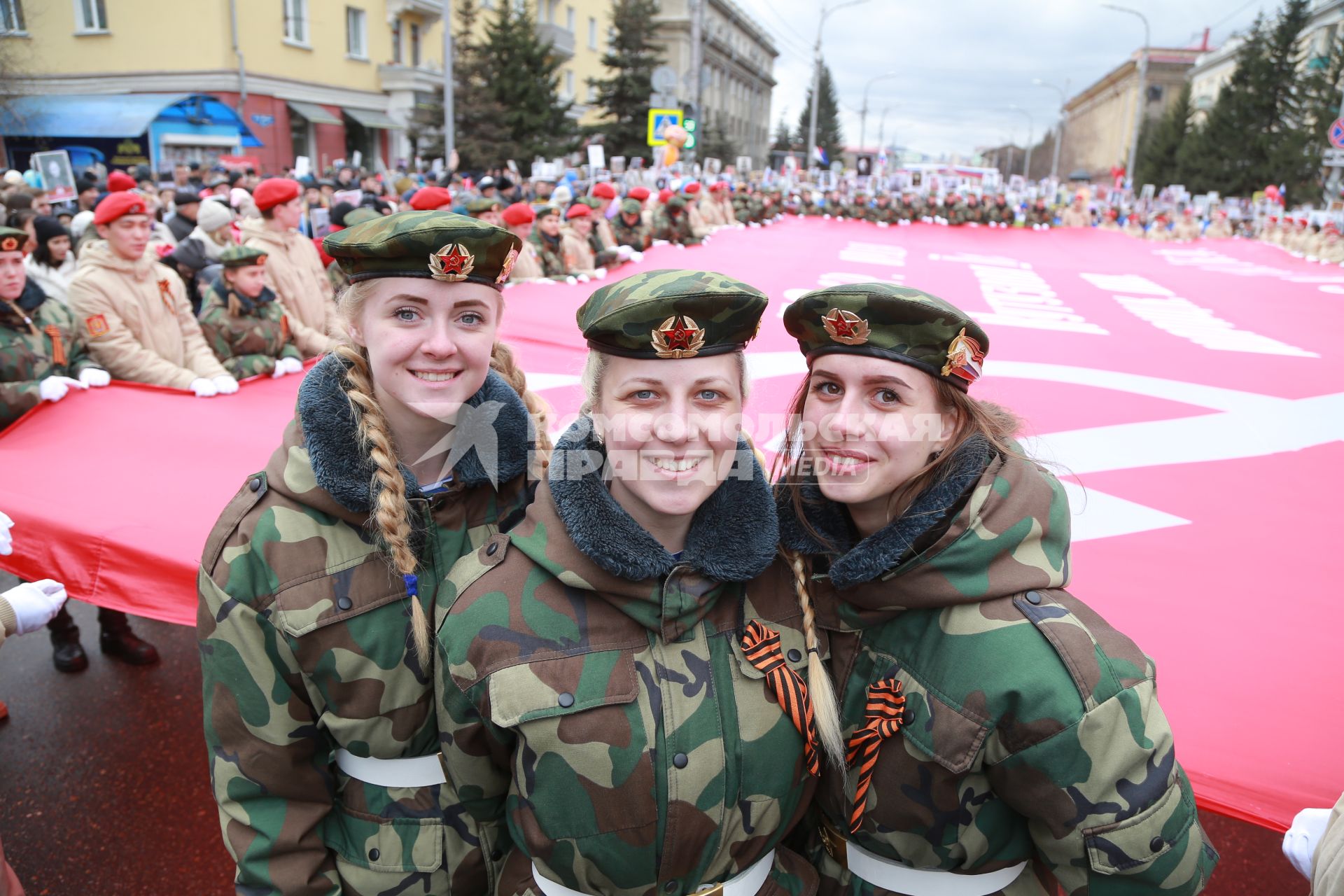 Красноярск.  Участницы патриотической акции `Бессмертный полк` во время праздника, посвященного 73-й годовщине Победы в Великой Отечественной войне.