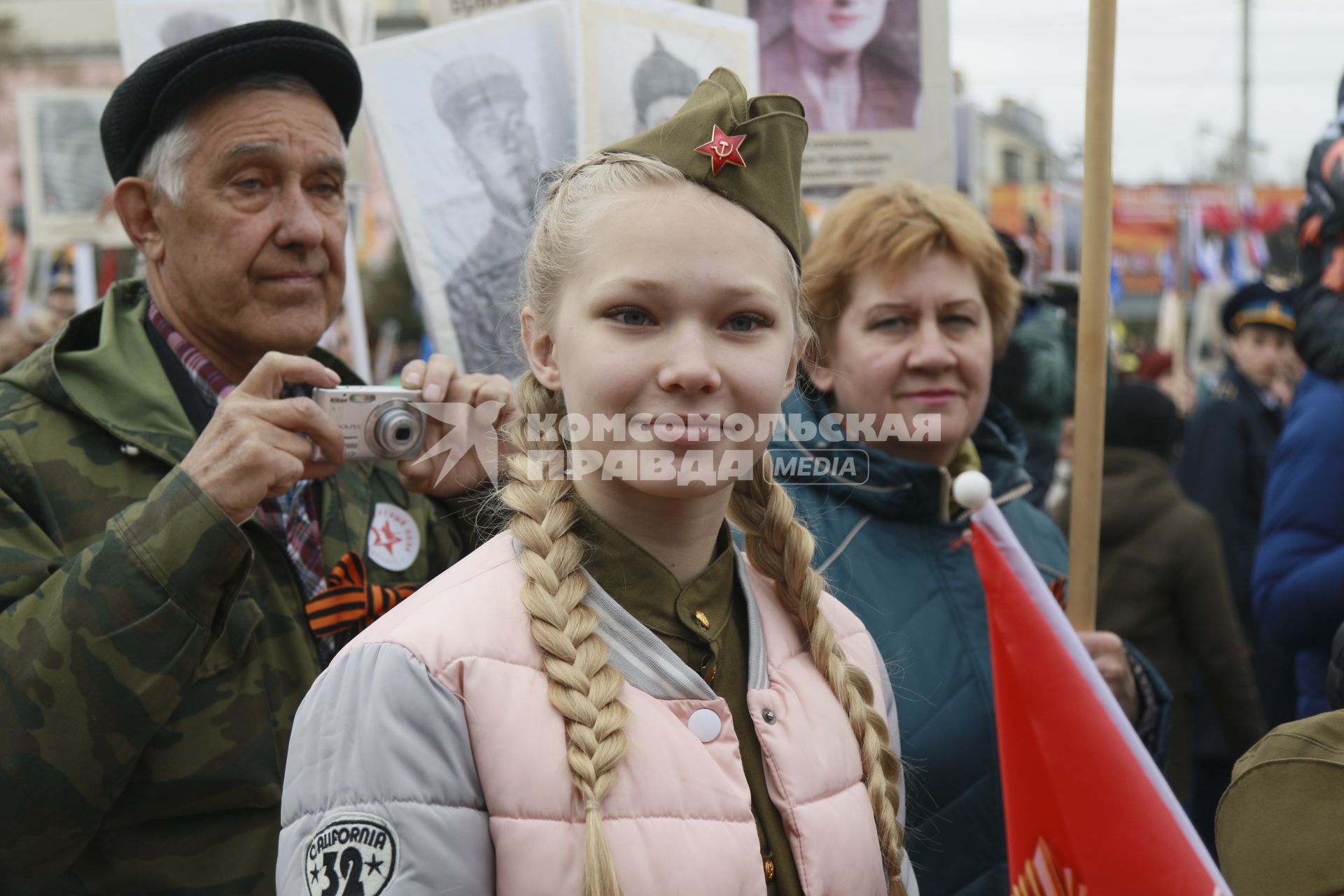 Барнаул. Участники акции`Бессмертный полк` в честь 73-й годовщины Победы в Великой Отечественной войне.