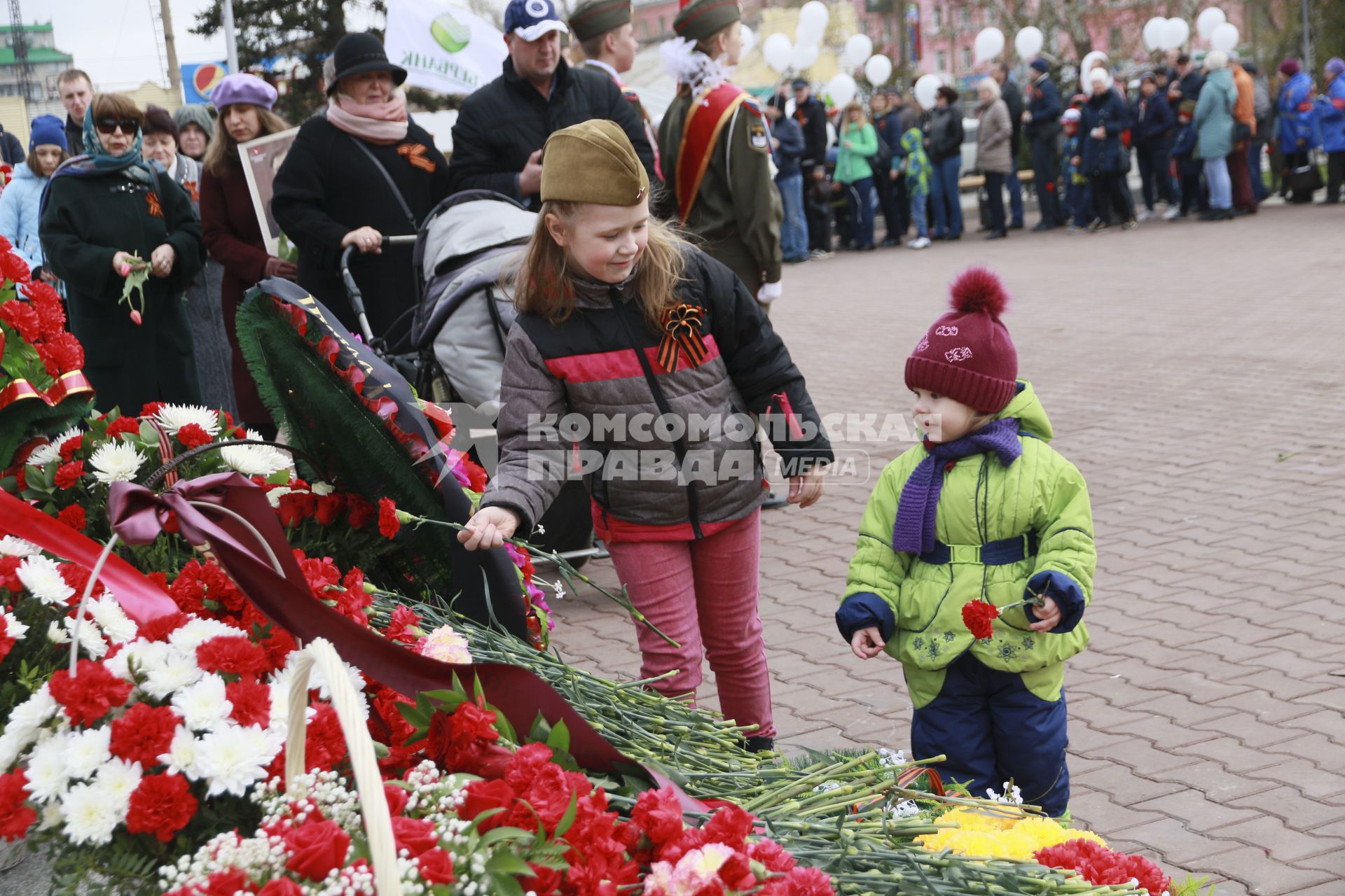 Барнаул. Возложение цветов к Мемориалу Славы в День Победы.