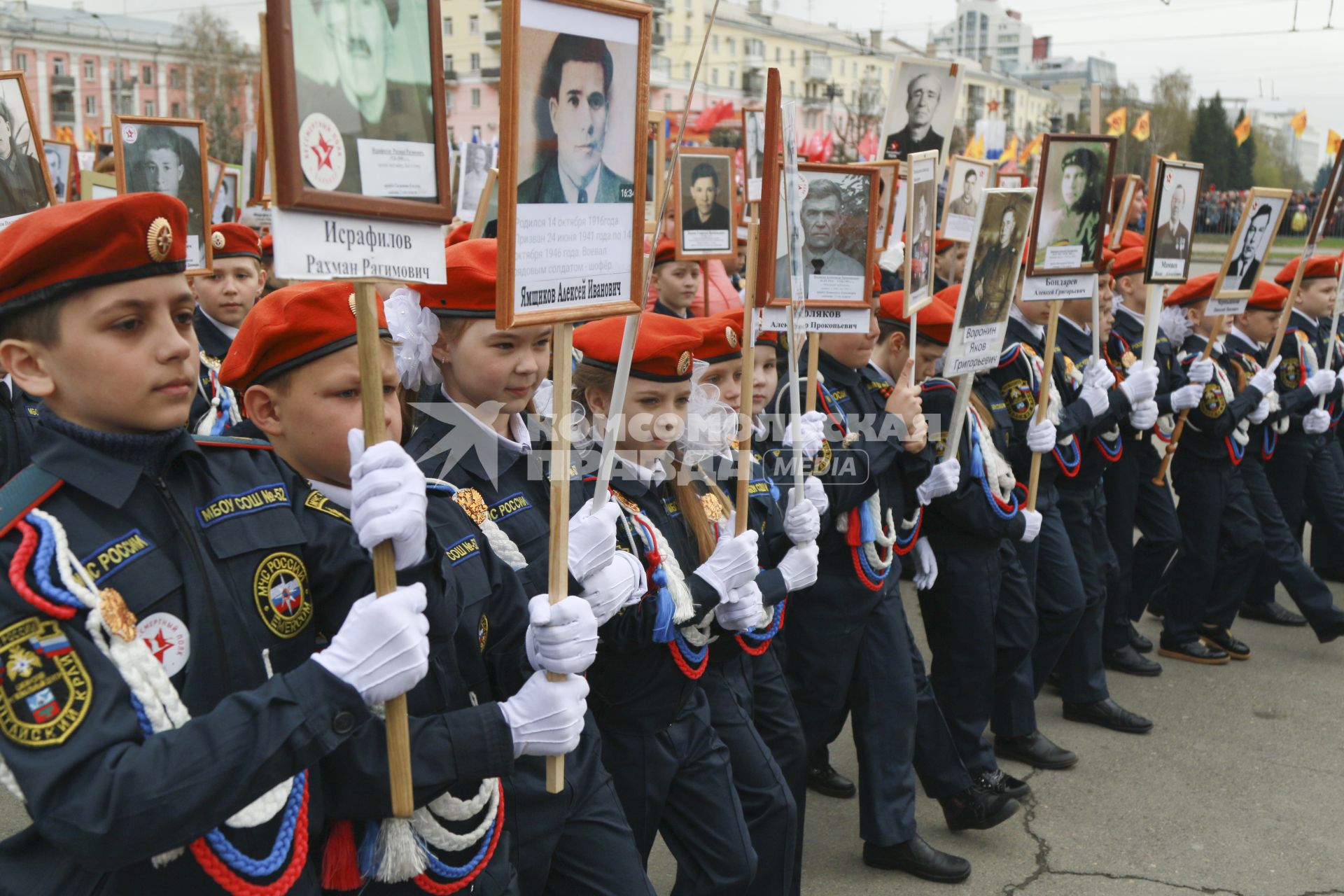 Барнаул. Участники акции`Бессмертный полк` в честь 73-й годовщины Победы в Великой Отечественной войне.