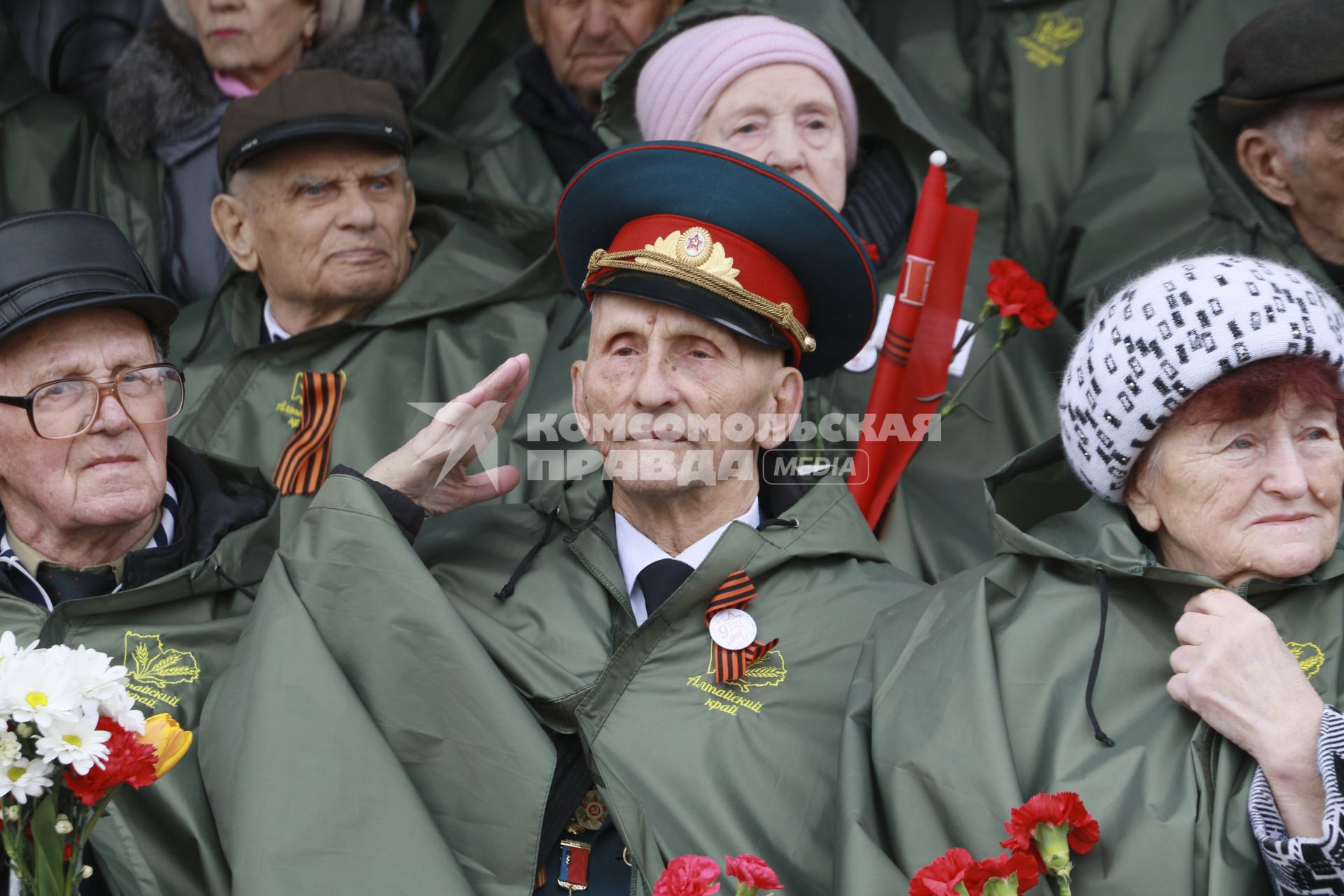 Барнаул. Ветераны во время празднования 73-й годовщины Победы в Великой Отечественной войне.