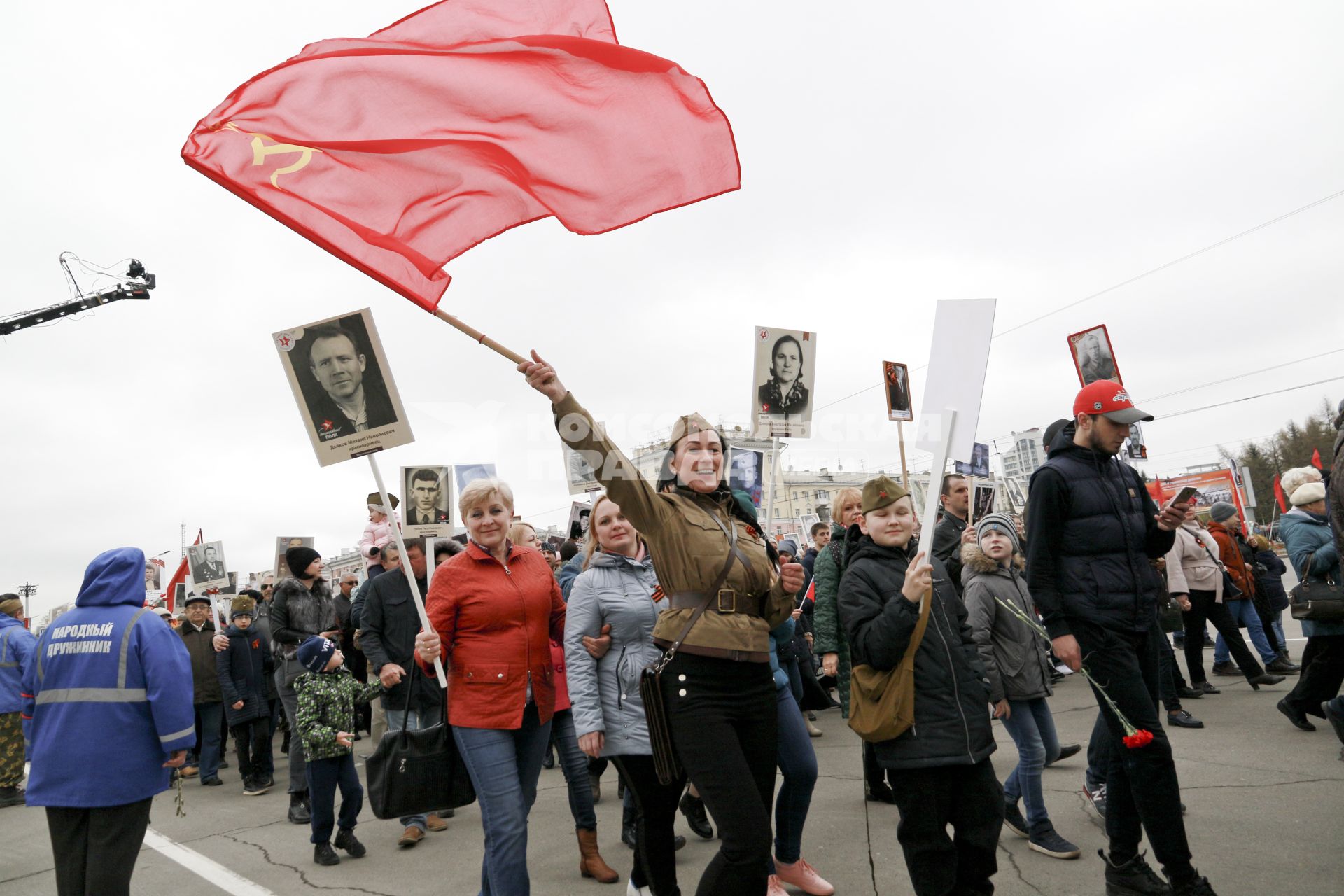 Барнаул. Участники акции`Бессмертный полк` в честь 73-й годовщины Победы в Великой Отечественной войне.