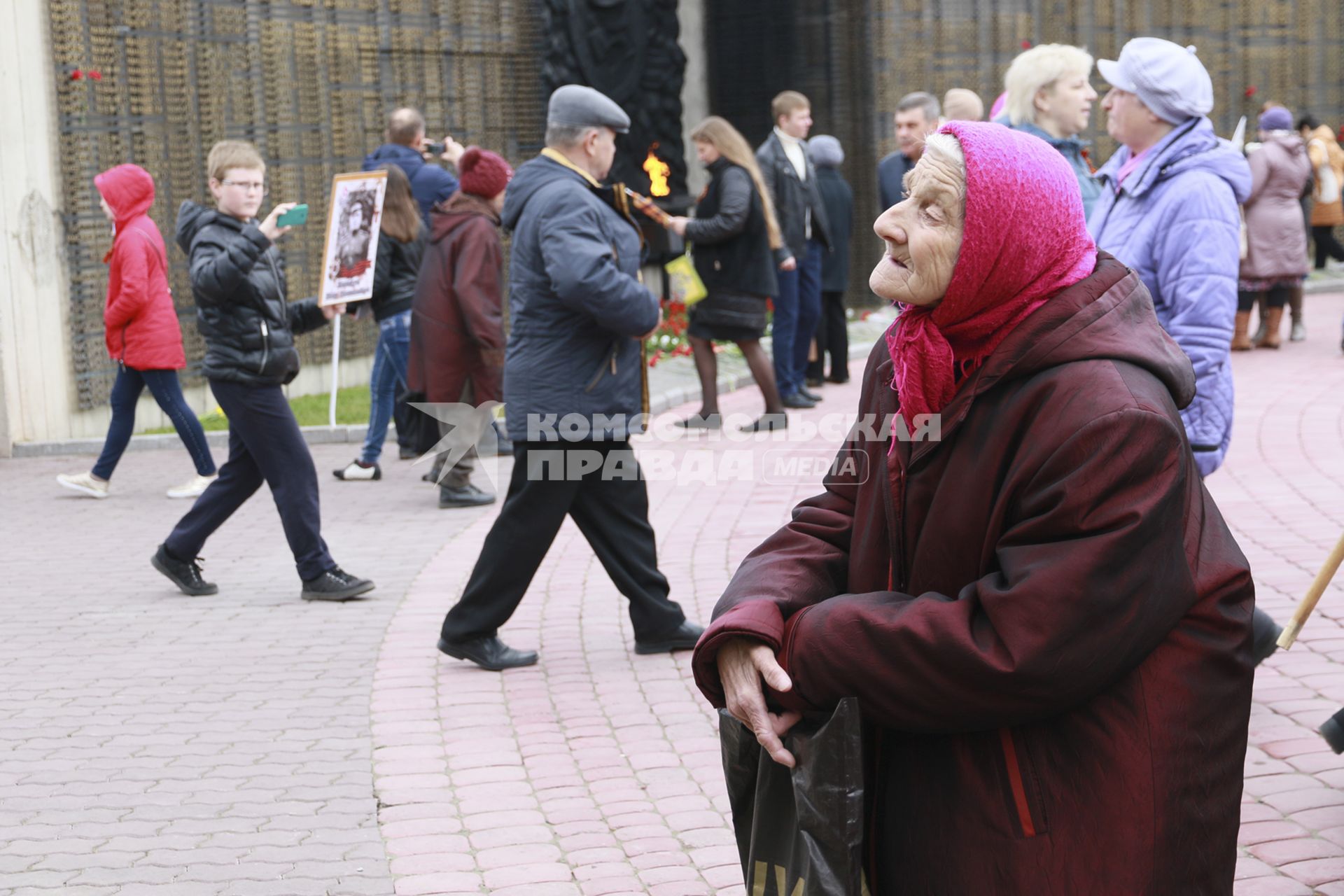 Барнаул. Пожилая женщина у Мемориала Славы в День Победы.