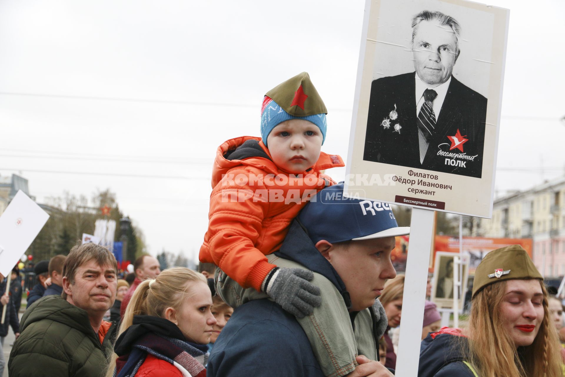 Барнаул. Участники акции`Бессмертный полк` в честь 73-й годовщины Победы в Великой Отечественной войне.