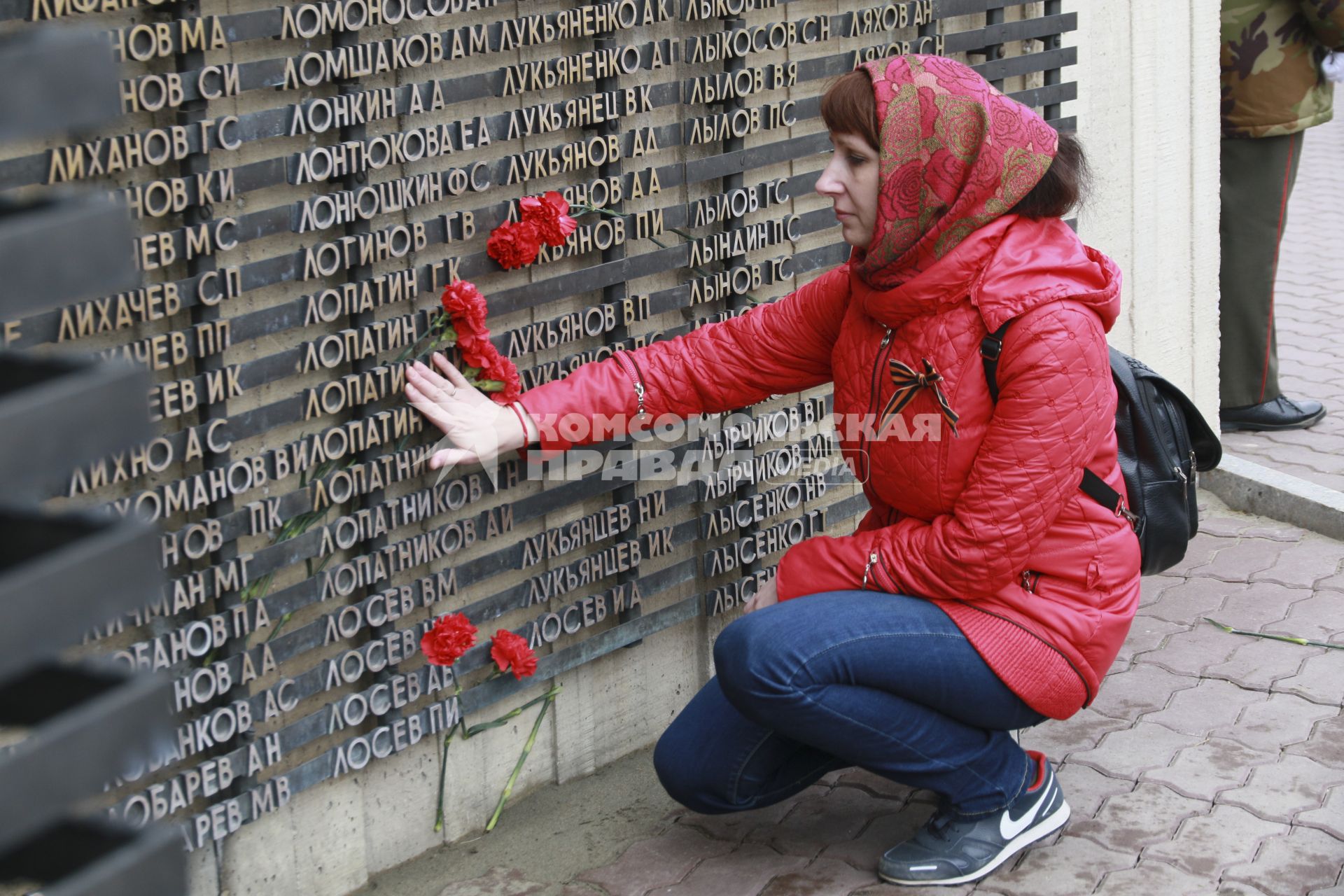 Барнаул. Женщина у Мемориала Славы в День Победы.