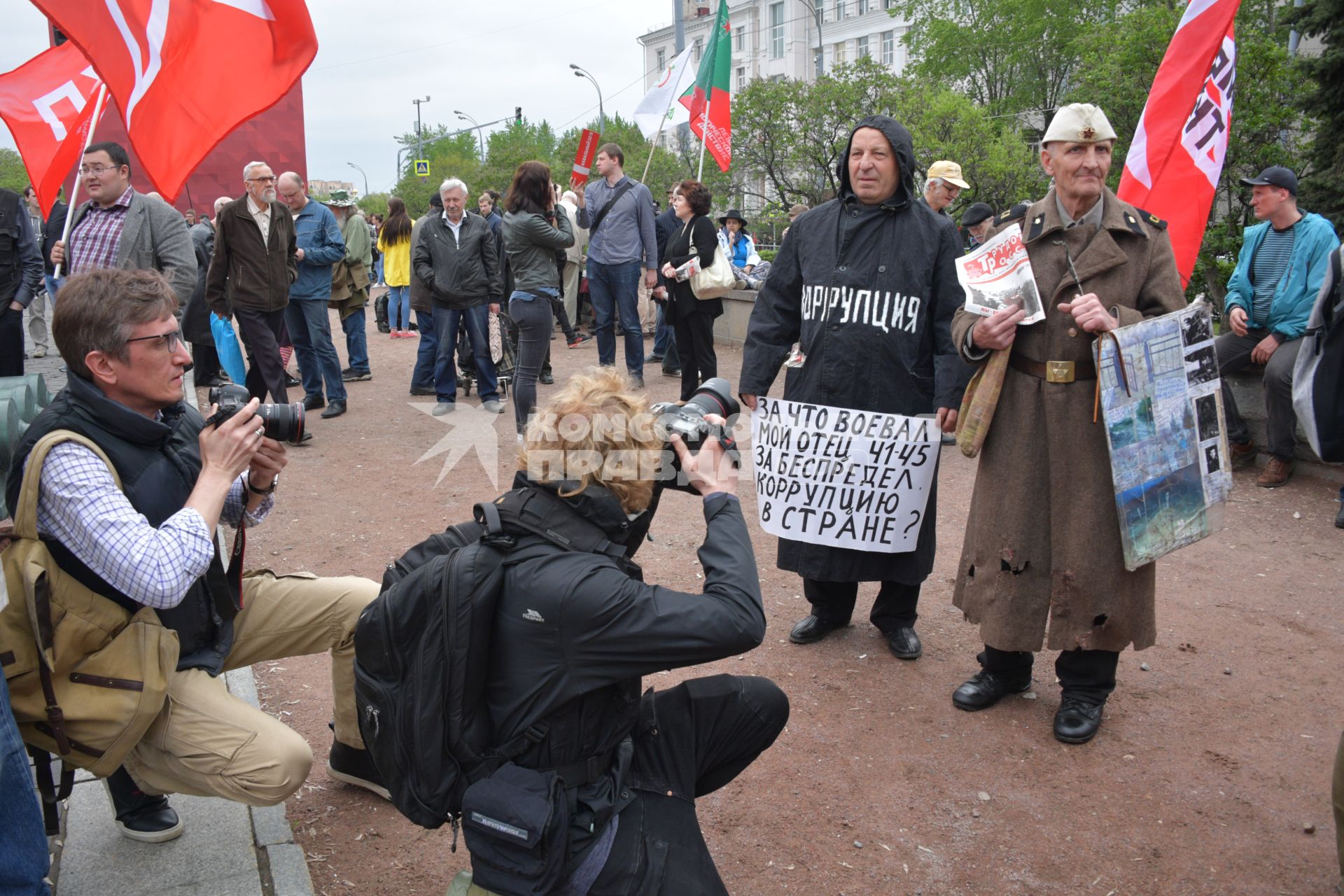 Москва. Участники митинга `Левого фронта` на Суворовской площади,  посвященного очередной годовщине событий на Болотной площади.