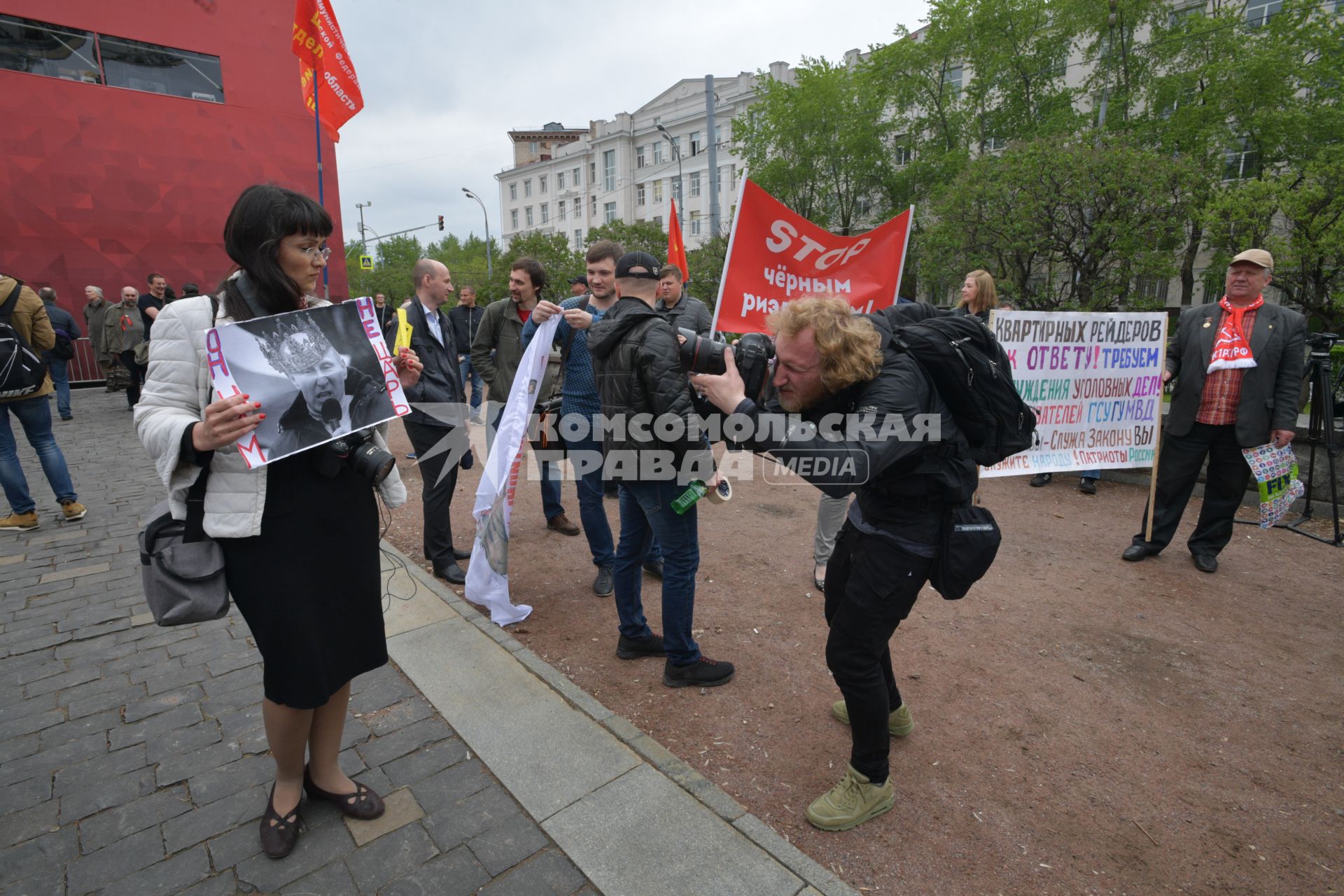 Москва. Участники митинга `Левого фронта` на Суворовской площади,  посвященного очередной годовщине событий на Болотной площади.