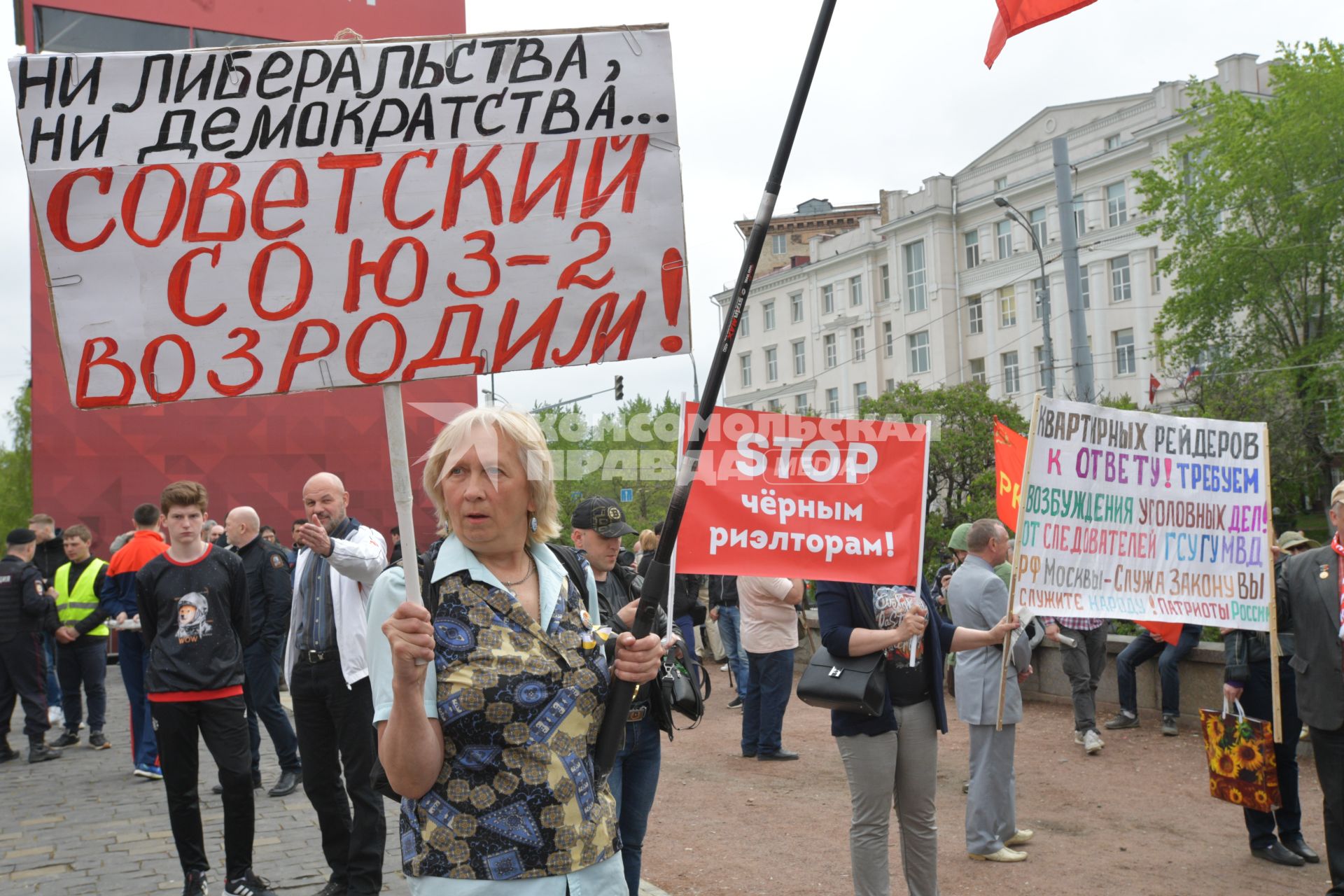 Москва. Участники митинга `Левого фронта` на Суворовской площади,  посвященного очередной годовщине событий на Болотной площади.