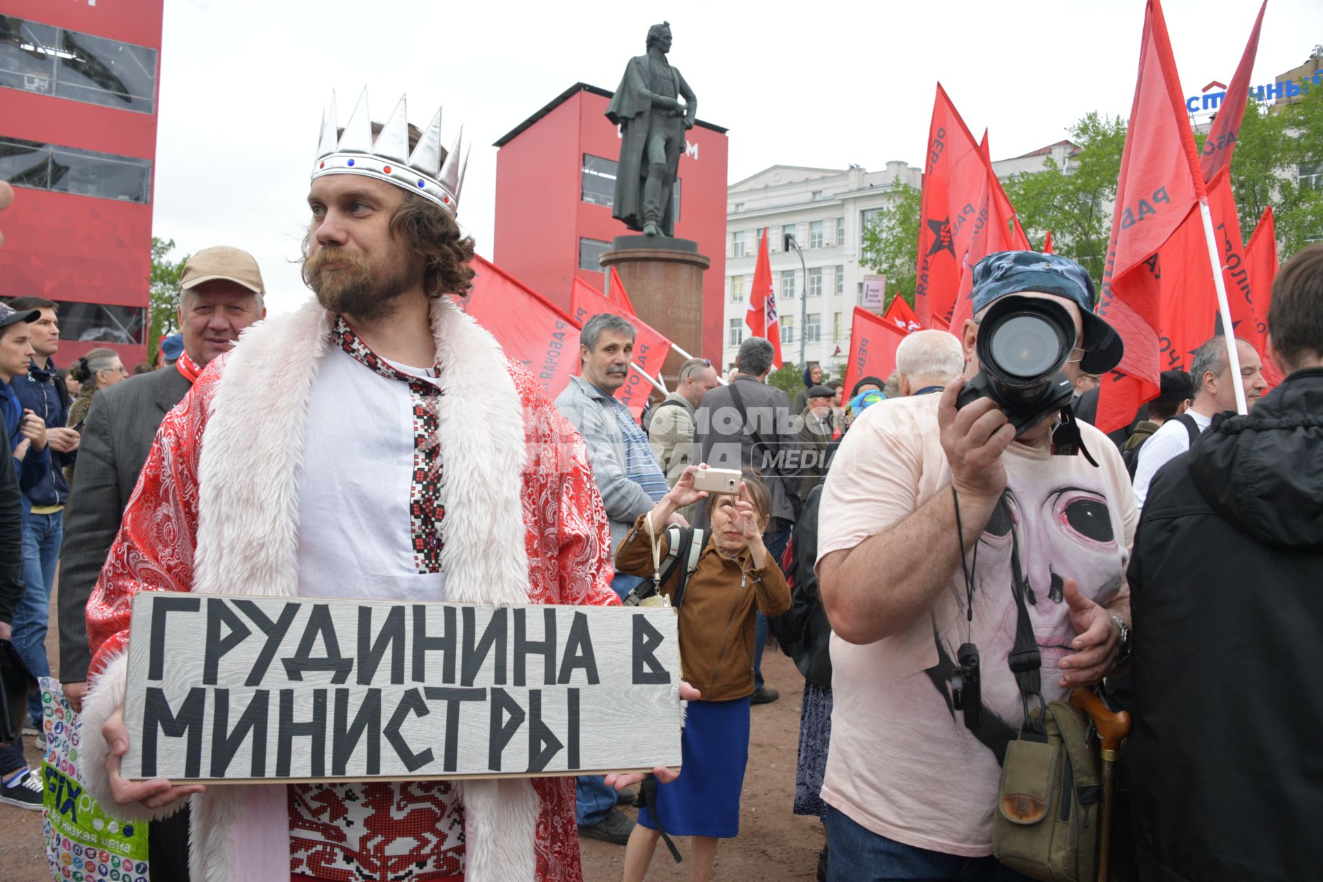 Москва. Участник митинга `Левого фронта` на Суворовской площади,  посвященного очередной годовщине событий на Болотной площади.