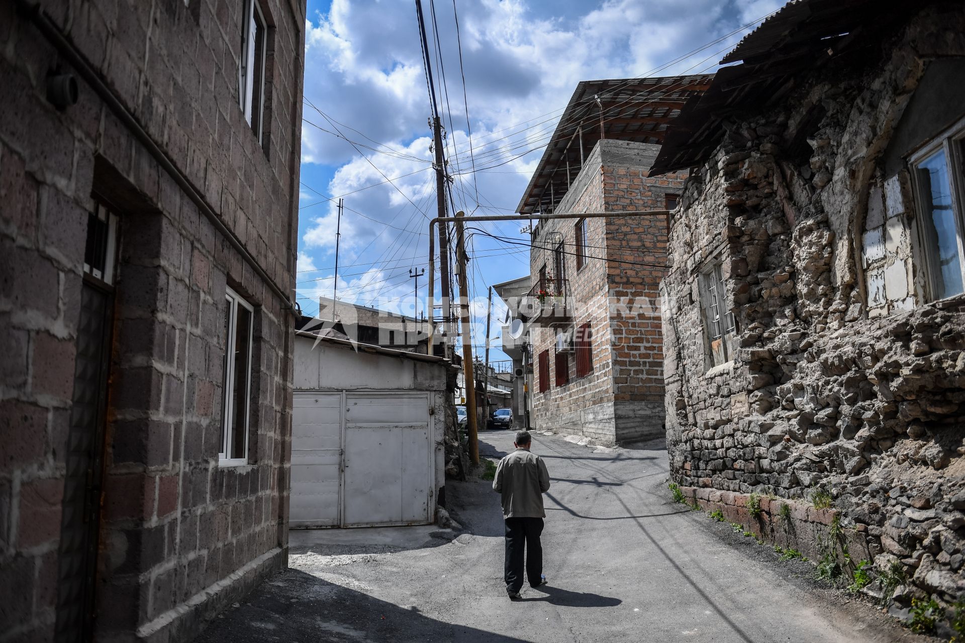 Армения, Ереван. Мужчина на улице старого и бедного района Конд.