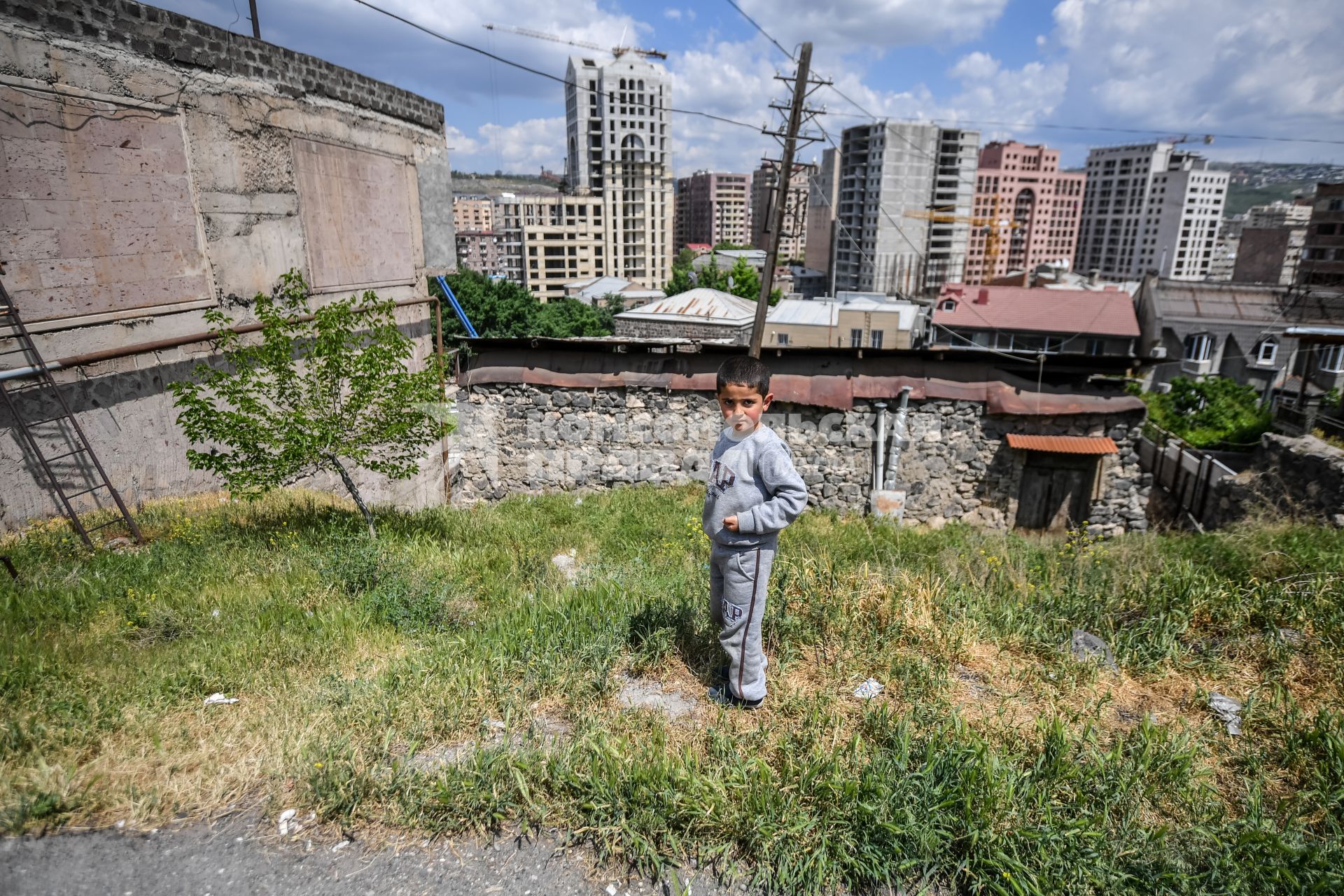 Армения, Ереван. Жители самого  старого и бедного района  Конд.