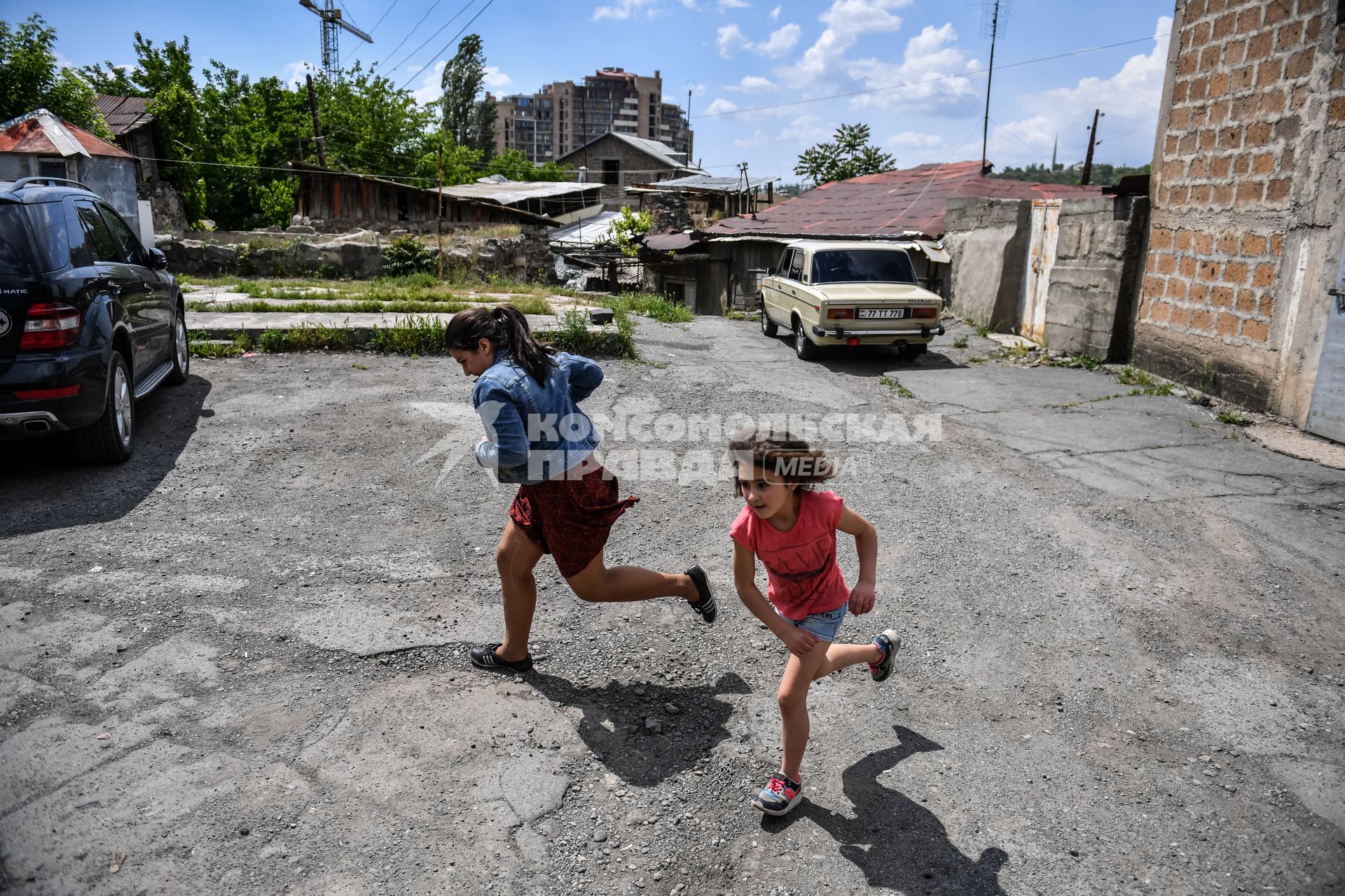 Армения, Ереван. Дети на улице  старого и бедного района Конд.