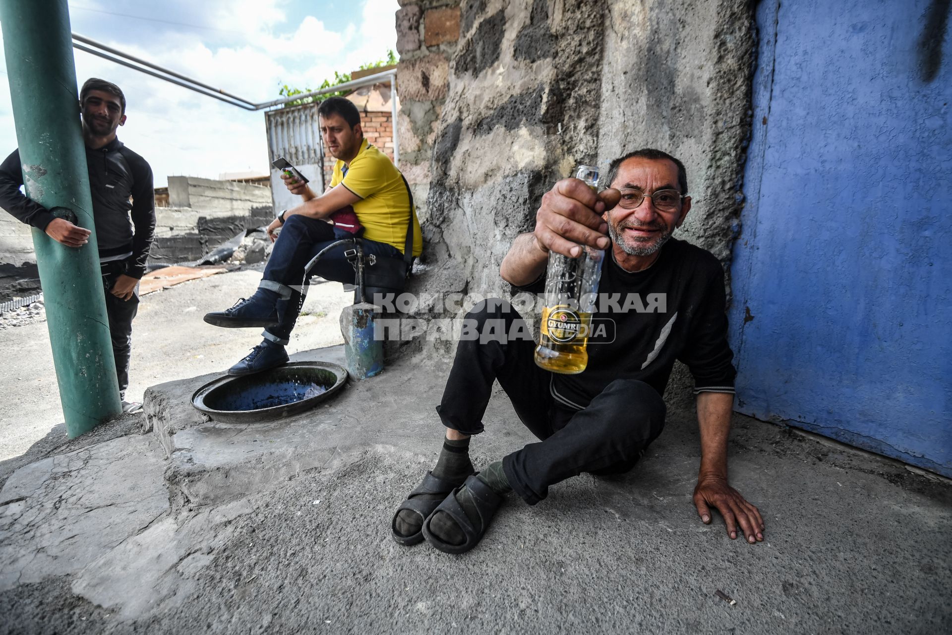Армения, Ереван. Жители самого  старого  и бедного района  Конд.