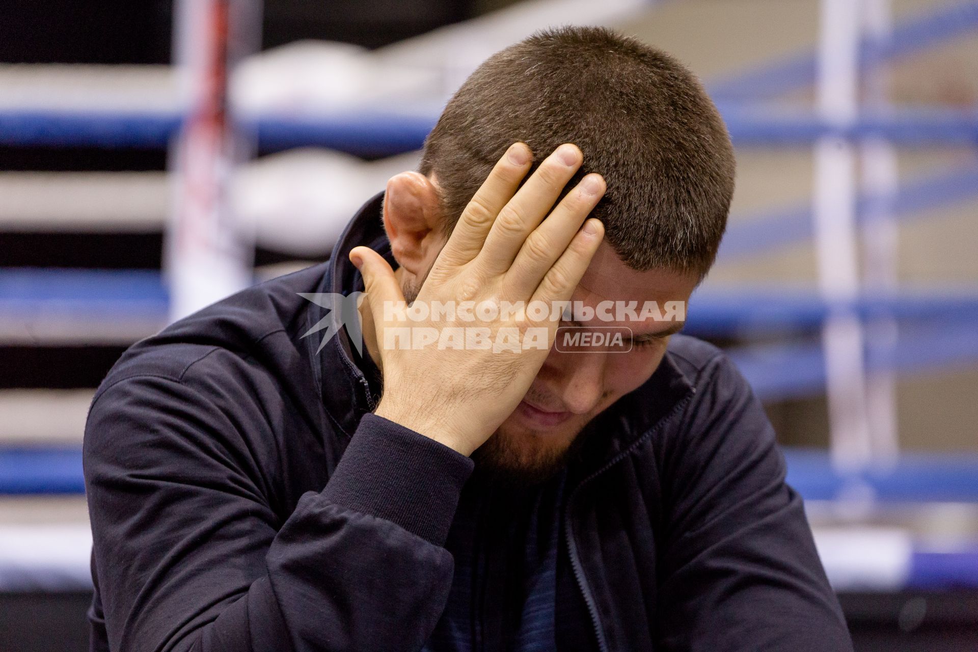 Челябинск. Чемпион мира по смешанным единоборствам Хабиб Нурмагомедов во время встречи с поклонниками.