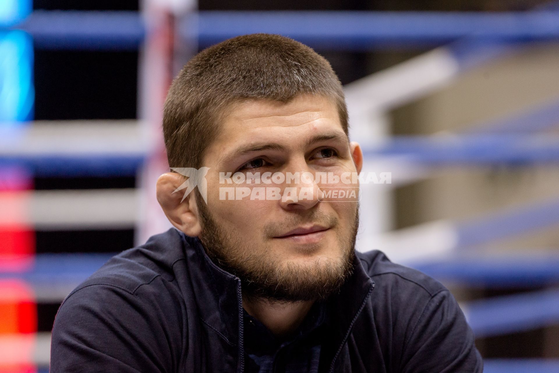 Челябинск. Чемпион мира по смешанным единоборствам Хабиб Нурмагомедов во время встречи с поклонниками.