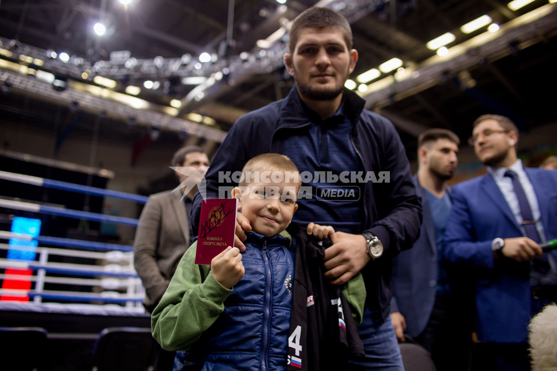 Челябинск. Чемпион мира по смешанным единоборствам Хабиб Нурмагомедов во время встречи с поклонниками.