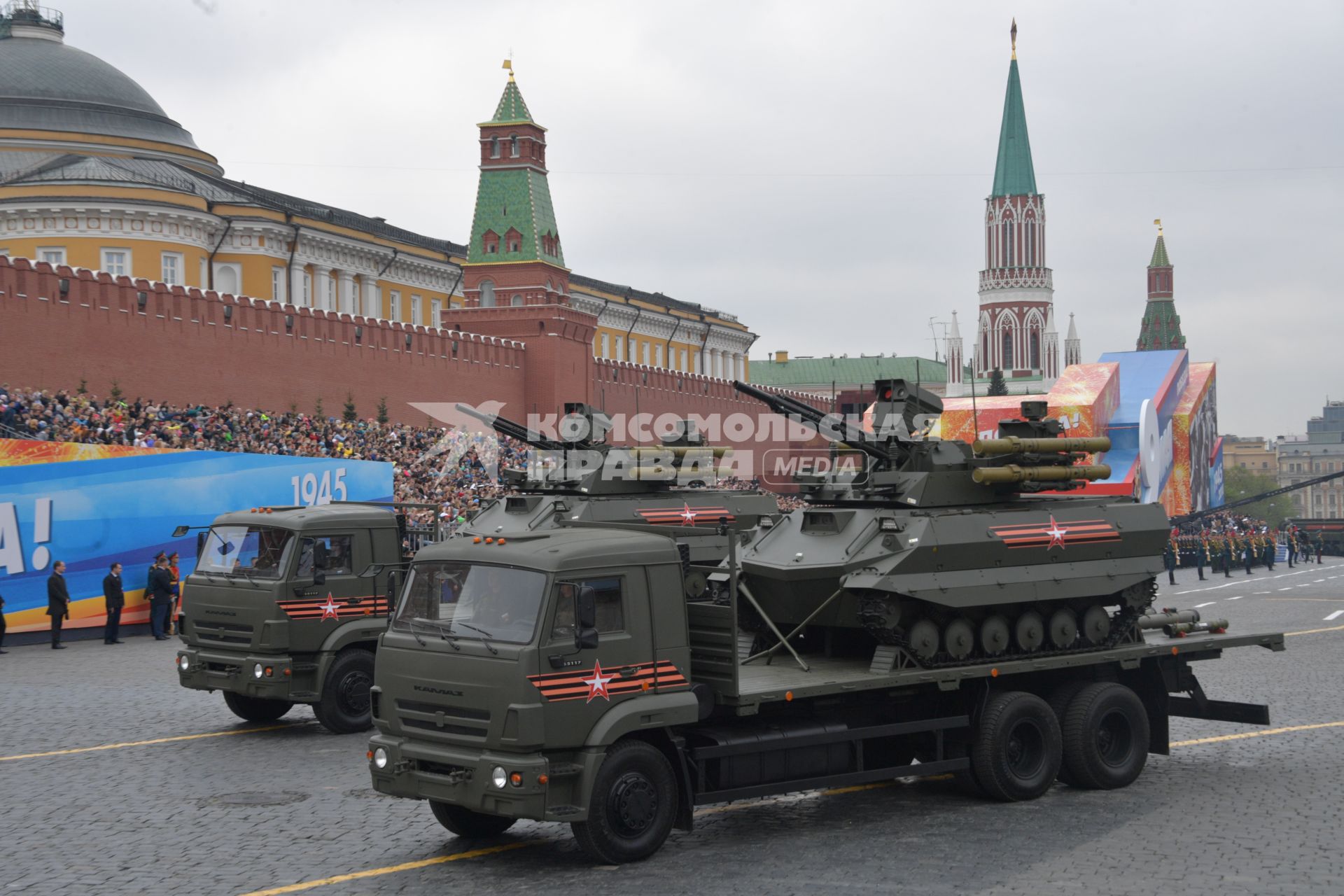 Москва. Роботизированный комплекс `Уран-9`, закрепленный на платформе грузового автомобиля КамАЗ-65117, на Красной площади  во время генеральной репетиции  военного  парада, посвященного 73-й годовщине Победы в Великой Отечественной войне.