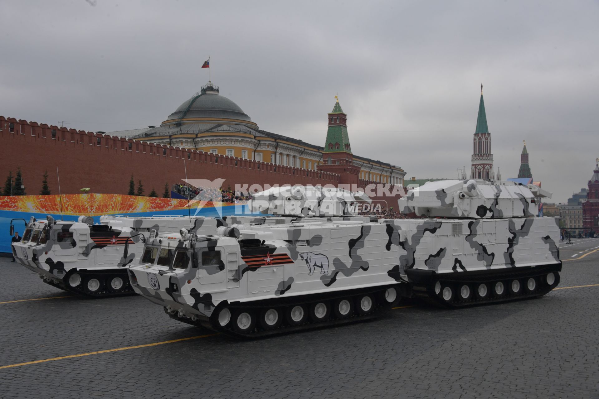 Москва. Арктические зенитные ракетные комплексы `Тор-М2ДТ` на базе вездеходов ДТ-30 на Красной площади во время генеральной репетиции военного парада, посвященного 73-й годовщине Победы в Великой Отечественной войне.