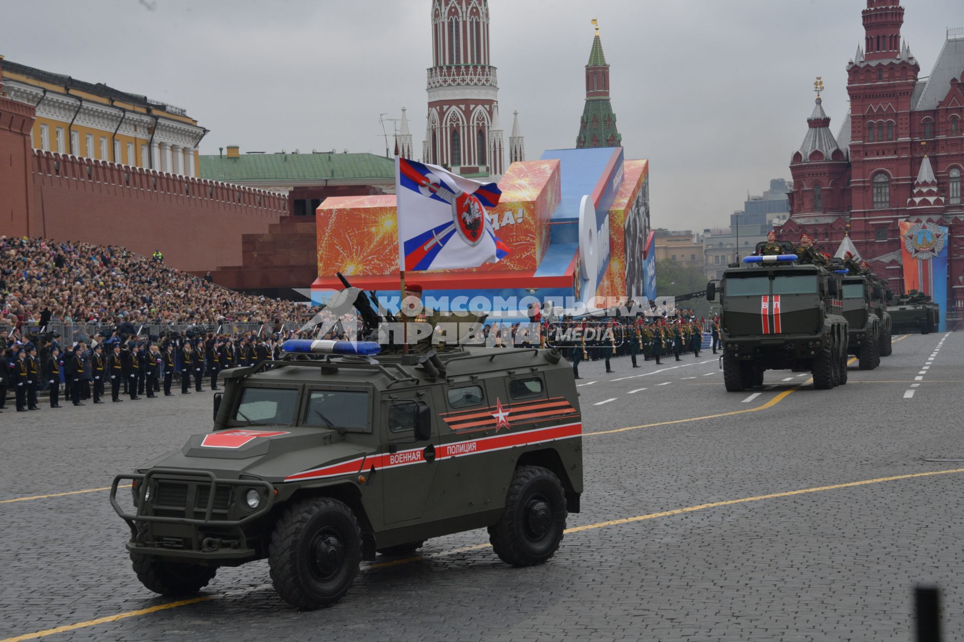 Москва.  Бронеавтомобиль `Тигр - М` (слева) и бронеавтомобили `Тайфун-К` на Красной площади  во время генеральной репетиции  военного  парада, посвященного 73-й годовщине Победы в Великой Отечественной войне.