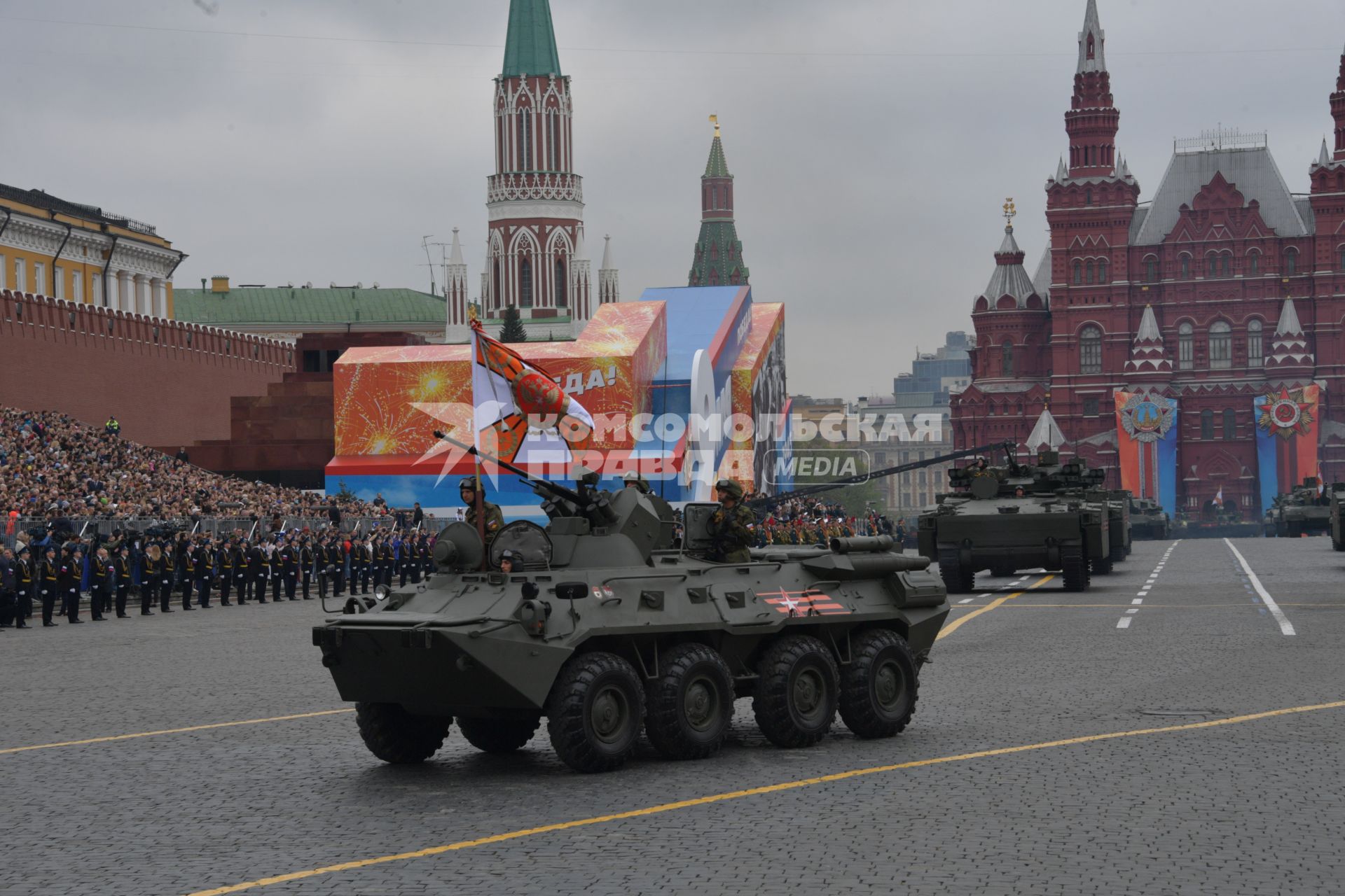 Москва.  Бронетранспортер БТР-82А на Красной площади во время генеральной репетиции  военного парада, посвященного 73-й годовщине Победы в Великой Отечественной войне.