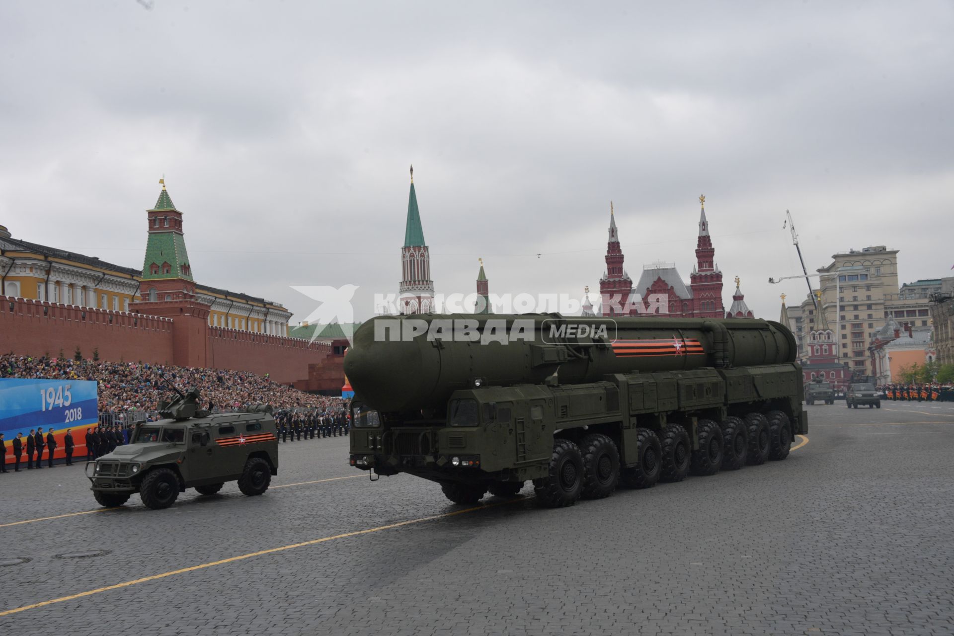 Москва. Бронеавтомобиль `Тигр - М` и транспортно-пусковой контейнер комплекса РС-24 `Ярс` во время генеральной репетиции парада на Красной площади, посвященного 73-й годовщине Победы в Великой Отечественной войне.
