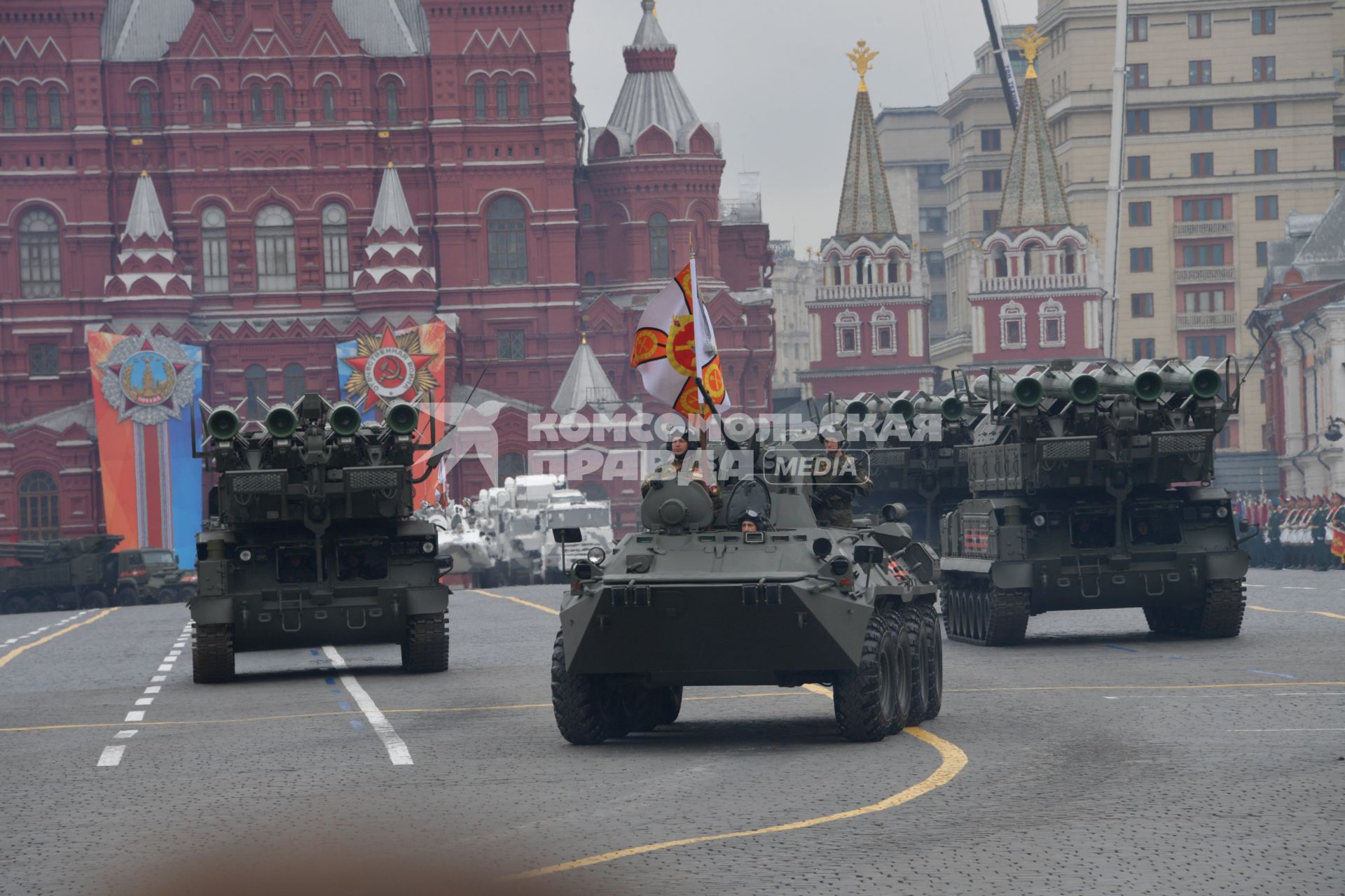 Москва.  Бронетранспортер БТР-82А (в центре) и зенитные ракетные комплексы (ЗРК) `Бук-М2` на Красной площади во время генеральной репетиции военного парада, посвященного 73-й годовщине Победы в Великой Отечественной войне.
