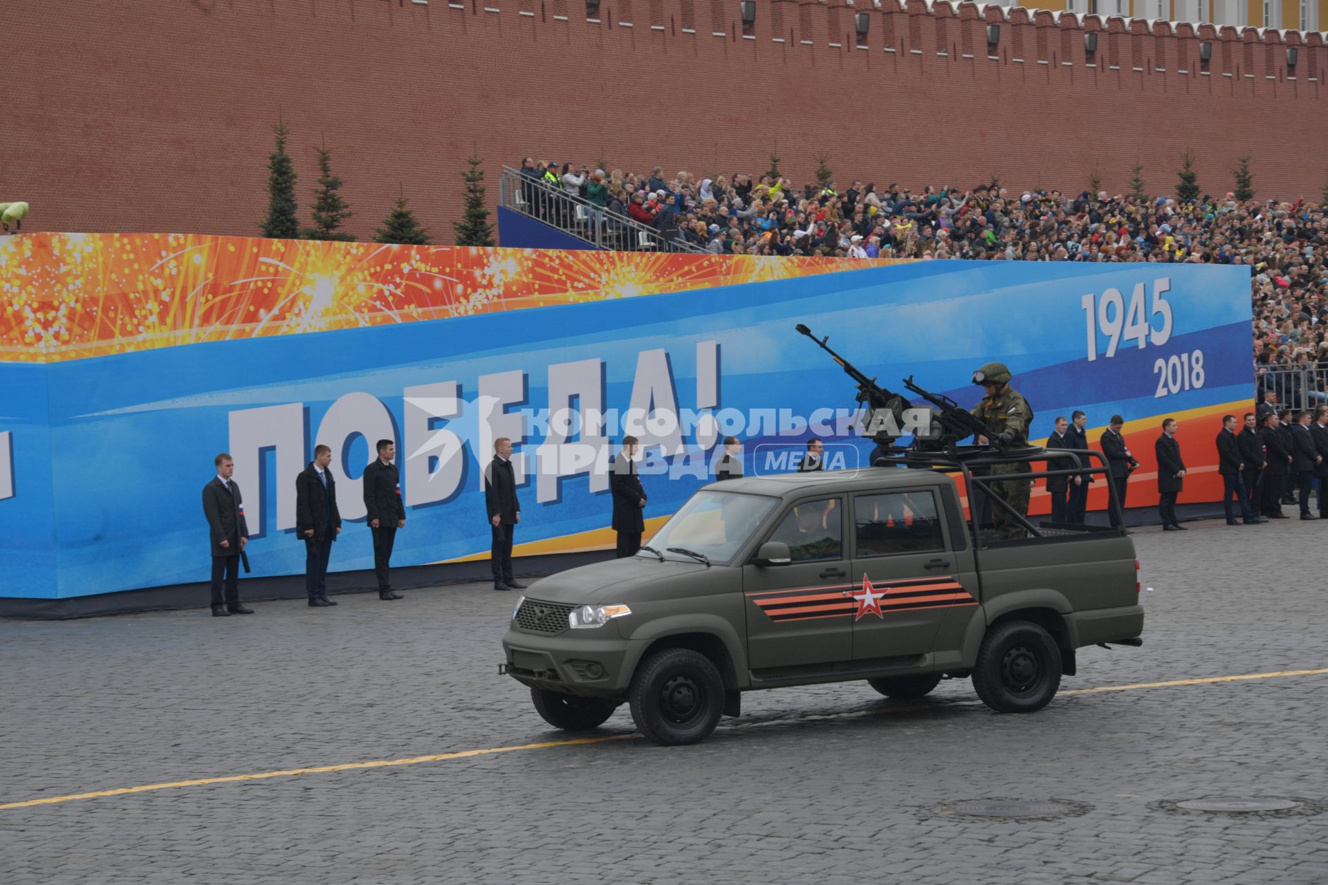 Москва.  Автомобиль УАЗ `Пикап` с пулеметом `Корд` на Красной площади во время генеральной репетиции военного парада, посвященного 73-й годовщине Победы в Великой Отечественной войне.