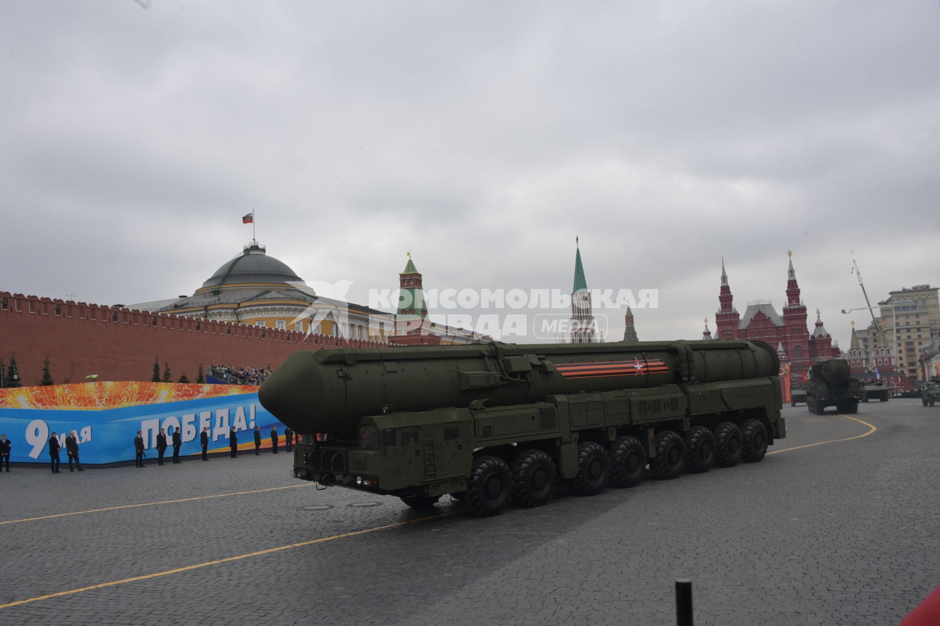 Москва. Транспортно-пусковой контейнер комплекса РС-24 `Ярс` во время генеральной репетиции парада на Красной площади, посвященного 73-й годовщине Победы в Великой Отечественной войне.