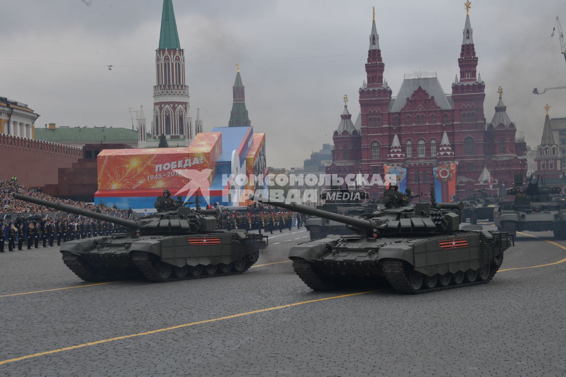 Москва.  Танки Т-72Б3  на Красной площади во время генеральной репетиции военного парада, посвященного 73-й годовщине Победы в Великой Отечественной войне.