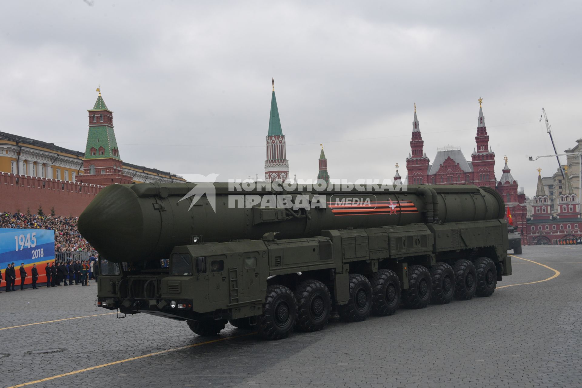 Москва. Транспортно-пусковой контейнер комплекса РС-24 `Ярс` во время генеральной репетиции парада на Красной площади, посвященного 73-й годовщине Победы в Великой Отечественной войне.