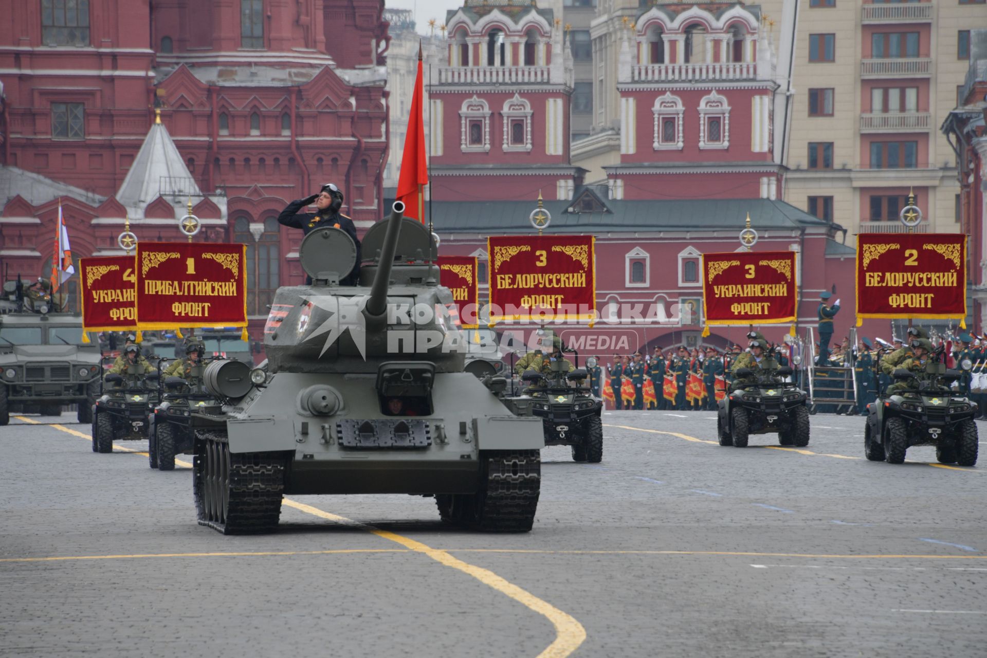 Москва. Танк Т-34  и мотовездеходы АМ-1 на Красной площади во время генеральной репетиции военного парада, посвященного 73-й годовщине Победы в Великой Отечественной войне.