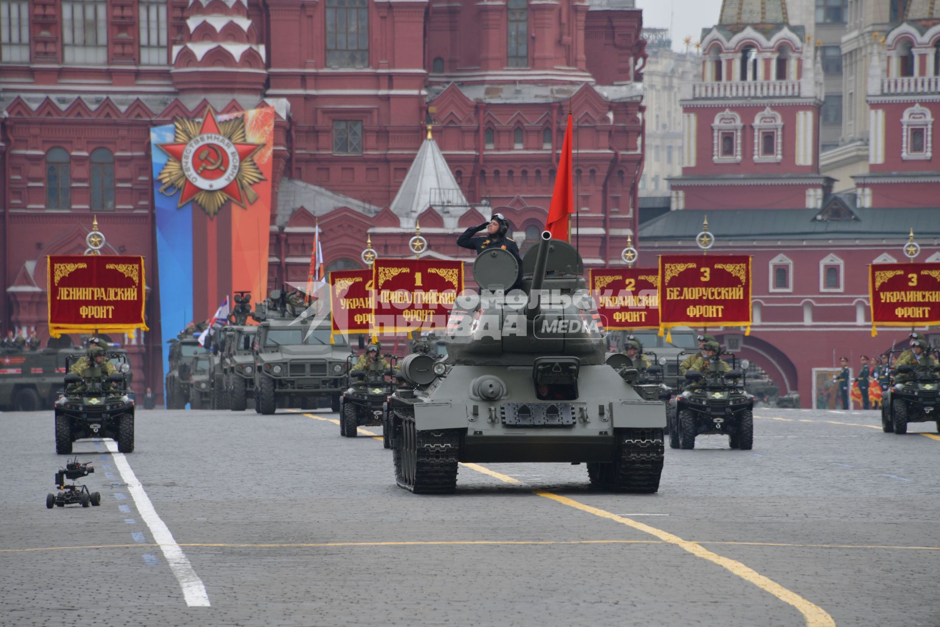 Москва. Танк Т-34  и мотовездеходы АМ-1 на Красной площади во время генеральной репетиции военного парада, посвященного 73-й годовщине Победы в Великой Отечественной войне.